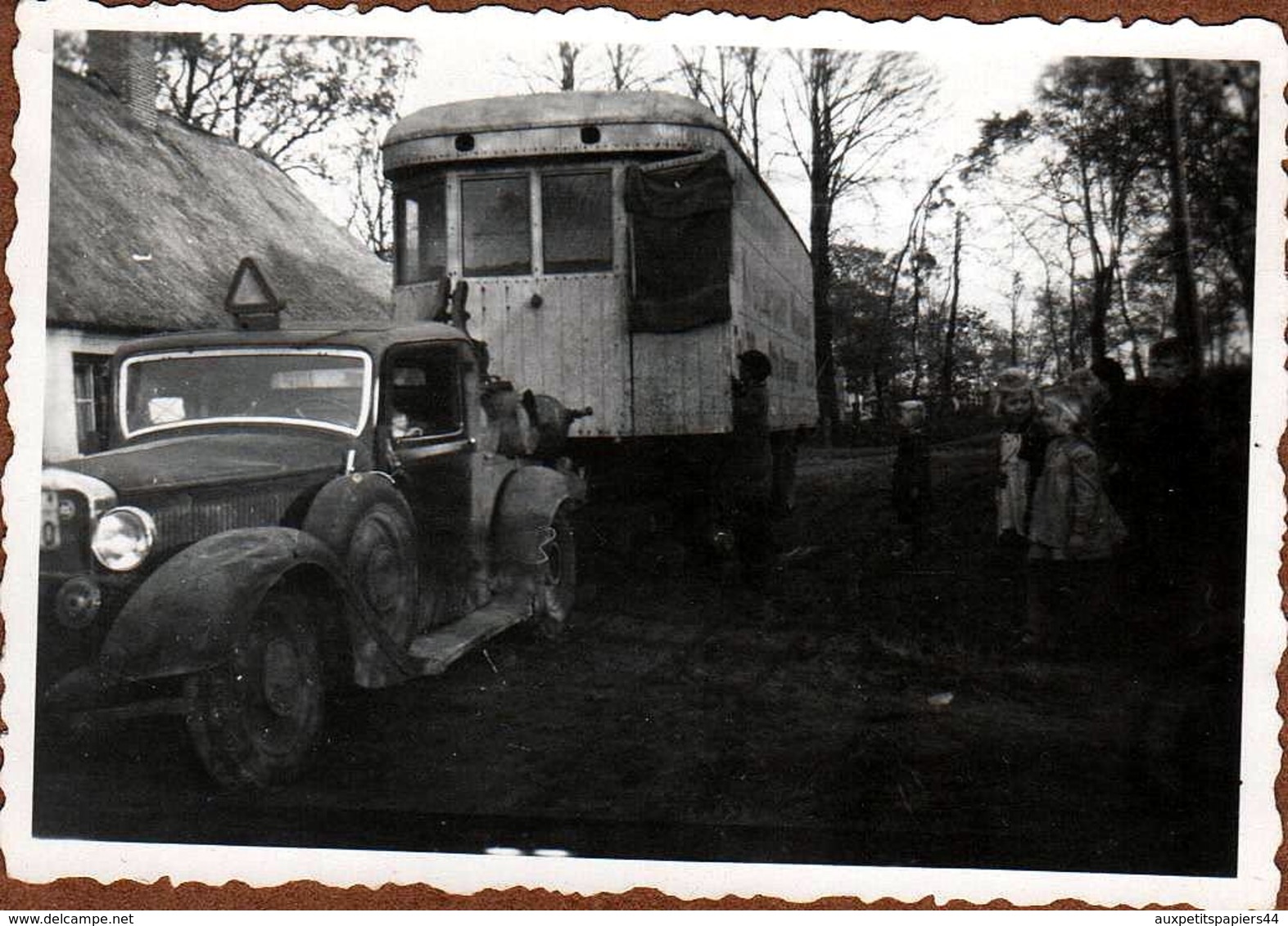 Photo Originale Tacot Coupé à Identifier Tractant Une énorme Remorque Vitrée Ambulante Genre Tramway Sur Roues 1930/40 - Automobiles