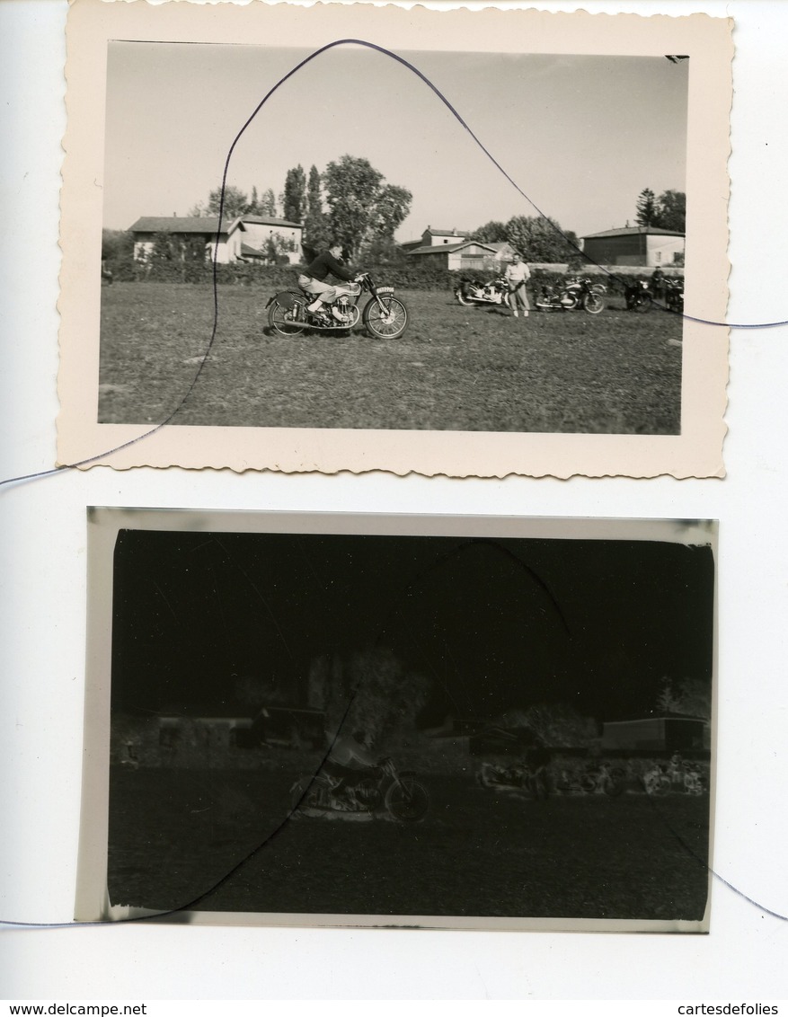 PHOTO Et Négatif Souple. Ancienne MOTO . Un Homme Qui Fait De La Moto Dans Un Champ - Automobiles