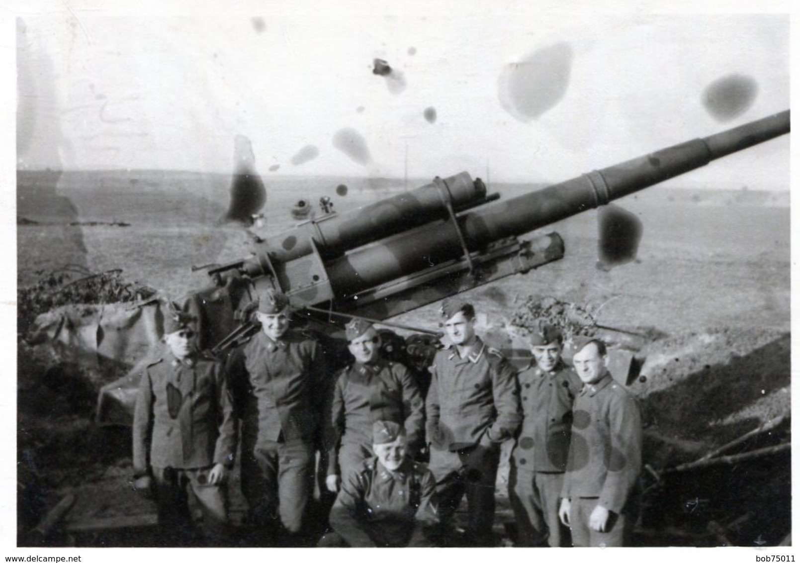 Photo De Soldats Allemand  Posant Devant Un Canon De D C A  Allemand En 39-45 ( Avec Le Nom Des Soldat A L'arrière ) - Guerre, Militaire