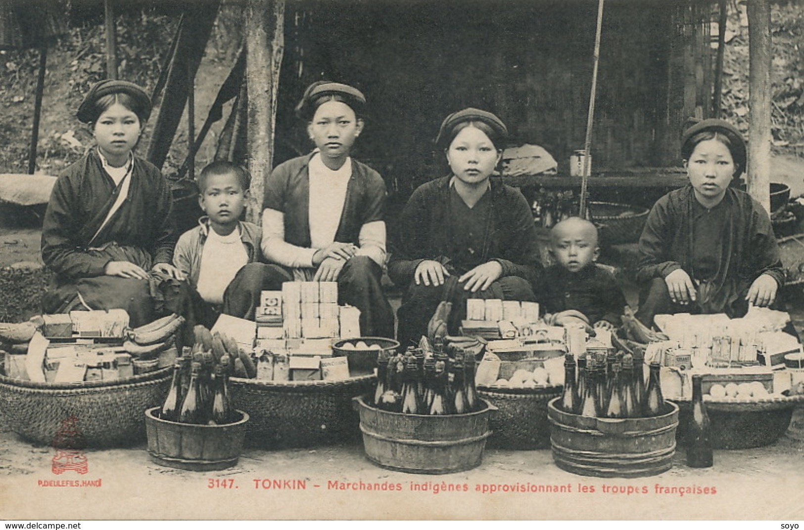 Marchandes Indigènes Indochine Pour Les Soldats . Vin Tabac Allumettes Cirage Lait . Très Beau Plan - Händler