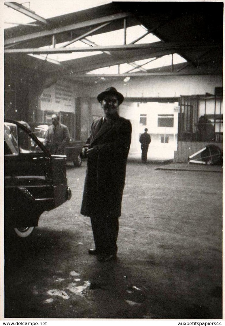 Photo Originale Homme Posant Dans Son Garage, Atelier De Carrosserie En 1957 - Automobiles