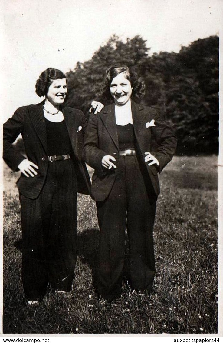 Photo Originale Femmes Déguisées En Homme, Cigarette, Lesbiennes Ou Simple Déguisement Vers 1940 - Personnes Anonymes