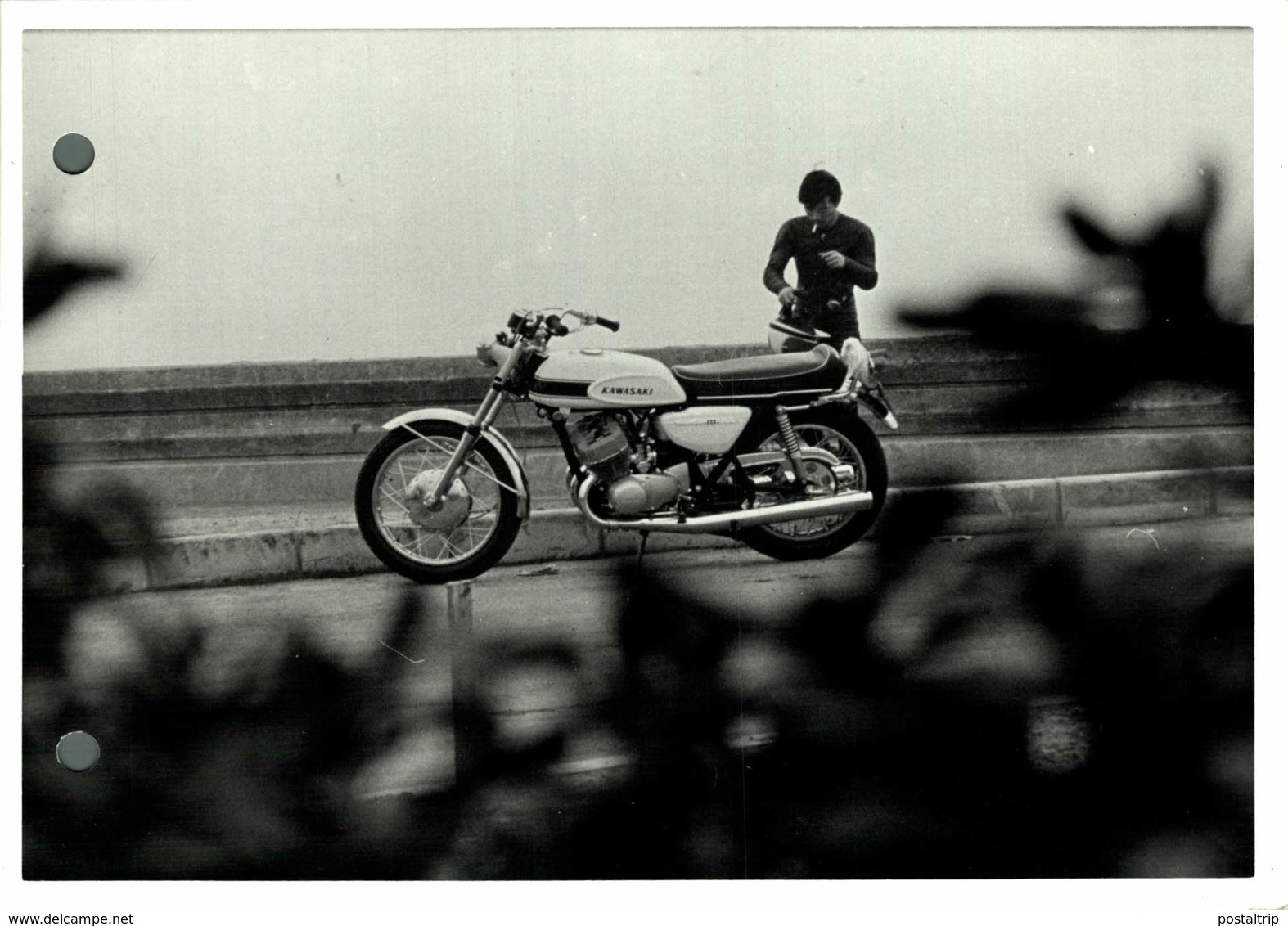 Kawasaki  +-17cm X 12cm " Perforada " Moto MOTOCROSS MOTORCYCLE Douglas J Jackson Archive Of Motorcycles - Altri & Non Classificati