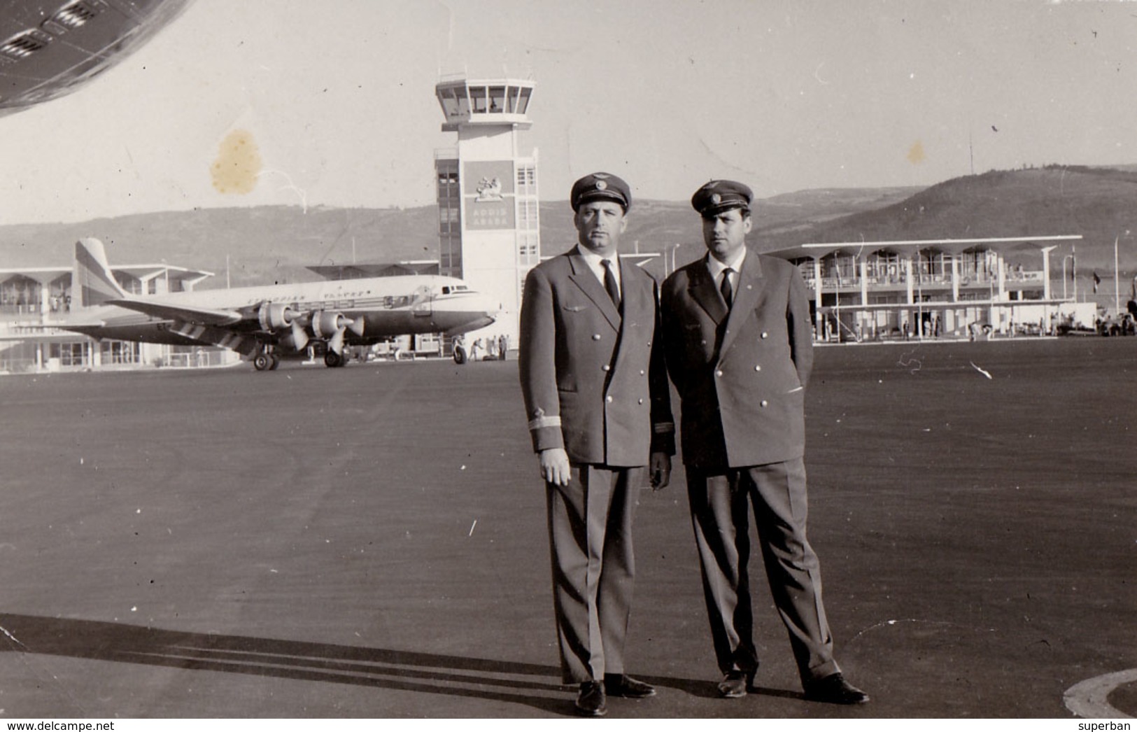 AVIATION CIVILE : TAROM - AVION IL-18 & PILOTE - AÉROPORT / AIRPORT : ADDIS ABABA / ETHIOPIA - REAL PHOTO ~ 1960 (ad558 - 1946-....: Era Moderna