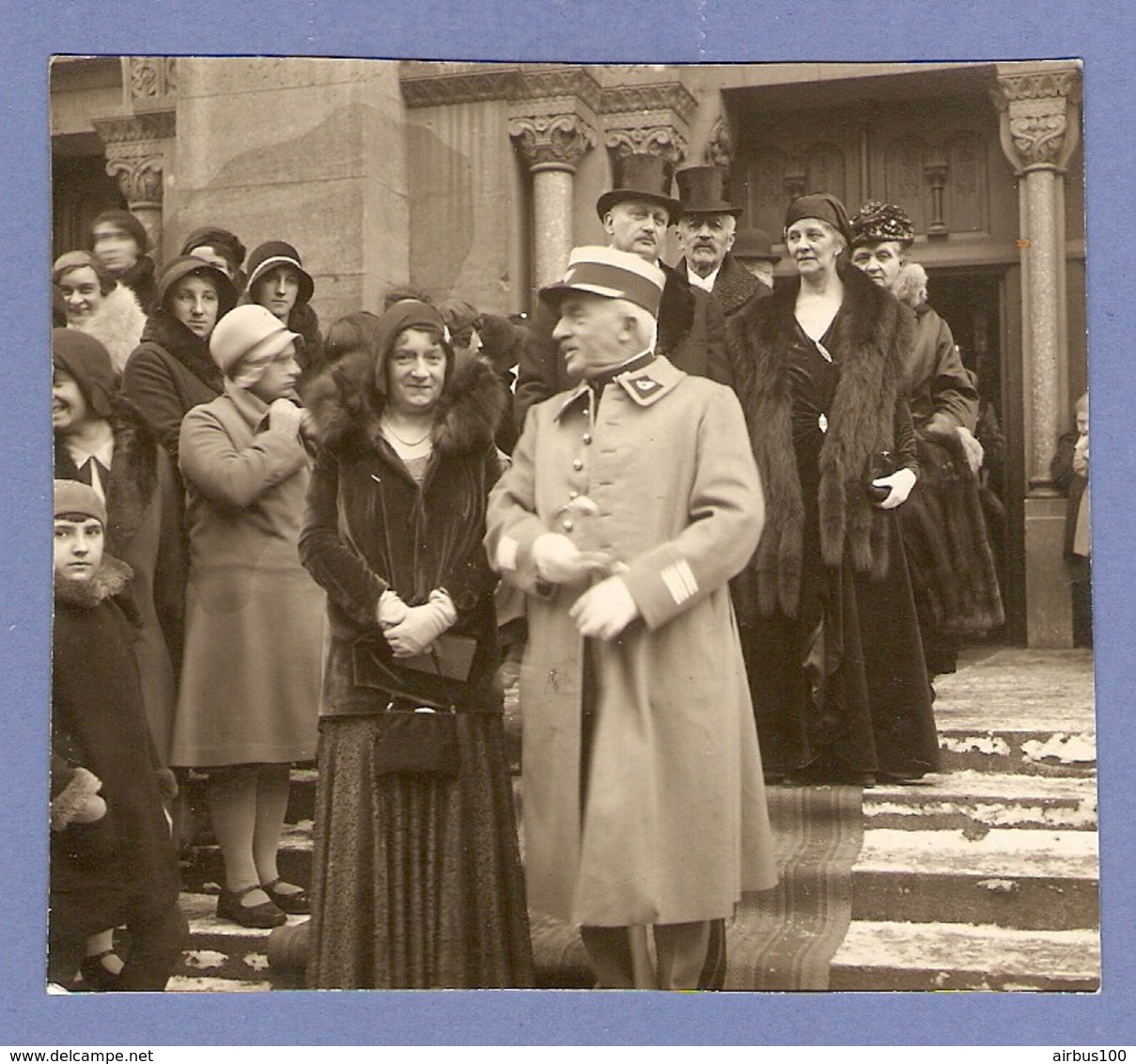 PHOTO - CÉRÉMONIE MARIAGE MILITAIRE OFFICIER - MODE FOURRURE VISON CHAPEAU HAUTE FORME - Personnes Anonymes