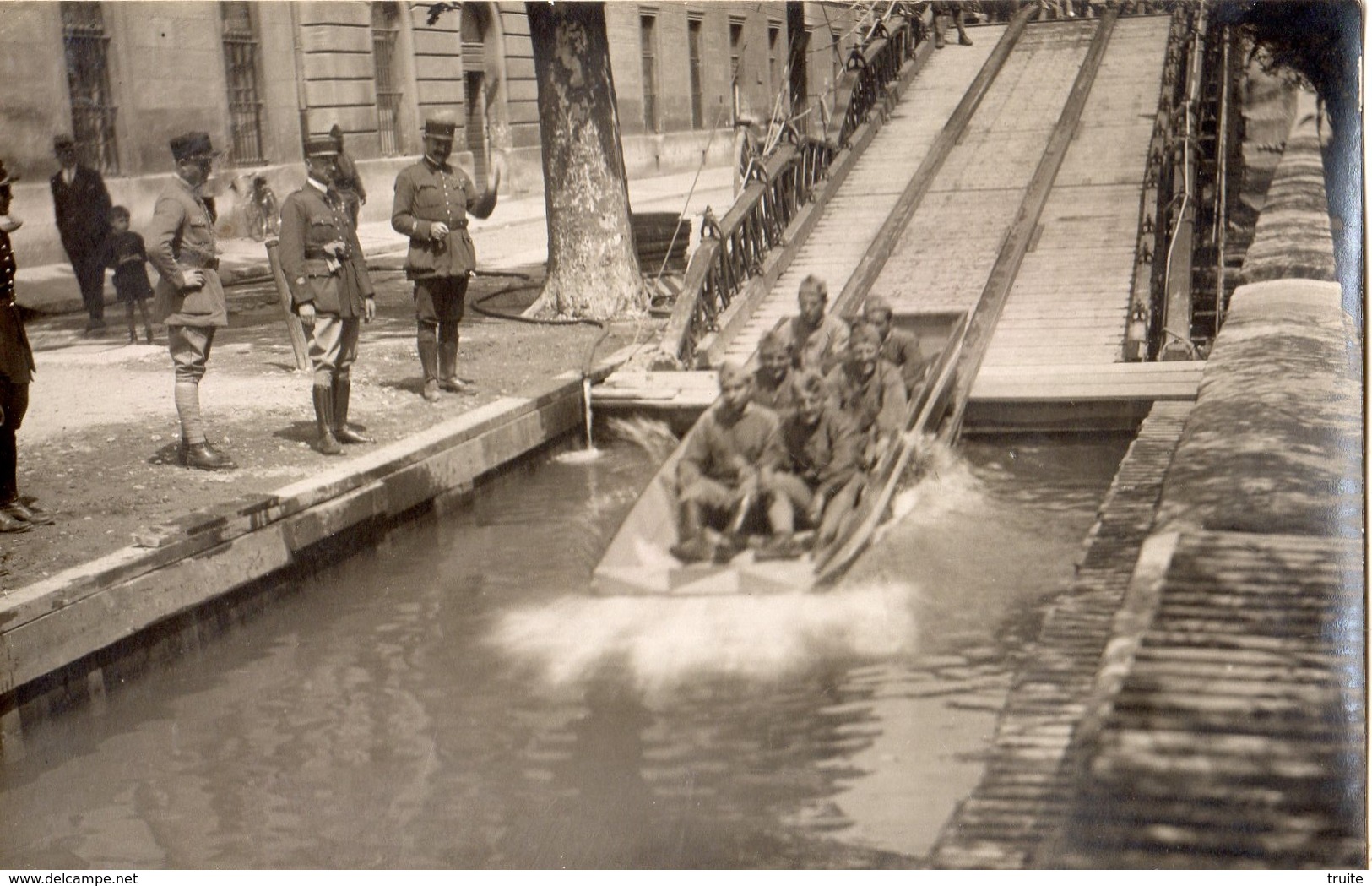 AVIGNON 7 EME REGIMENT DU GENIE PENDANT LES FETES 1934 1935 "SOLDATS QUI FONT DU TOBOGGAN" - Avignon