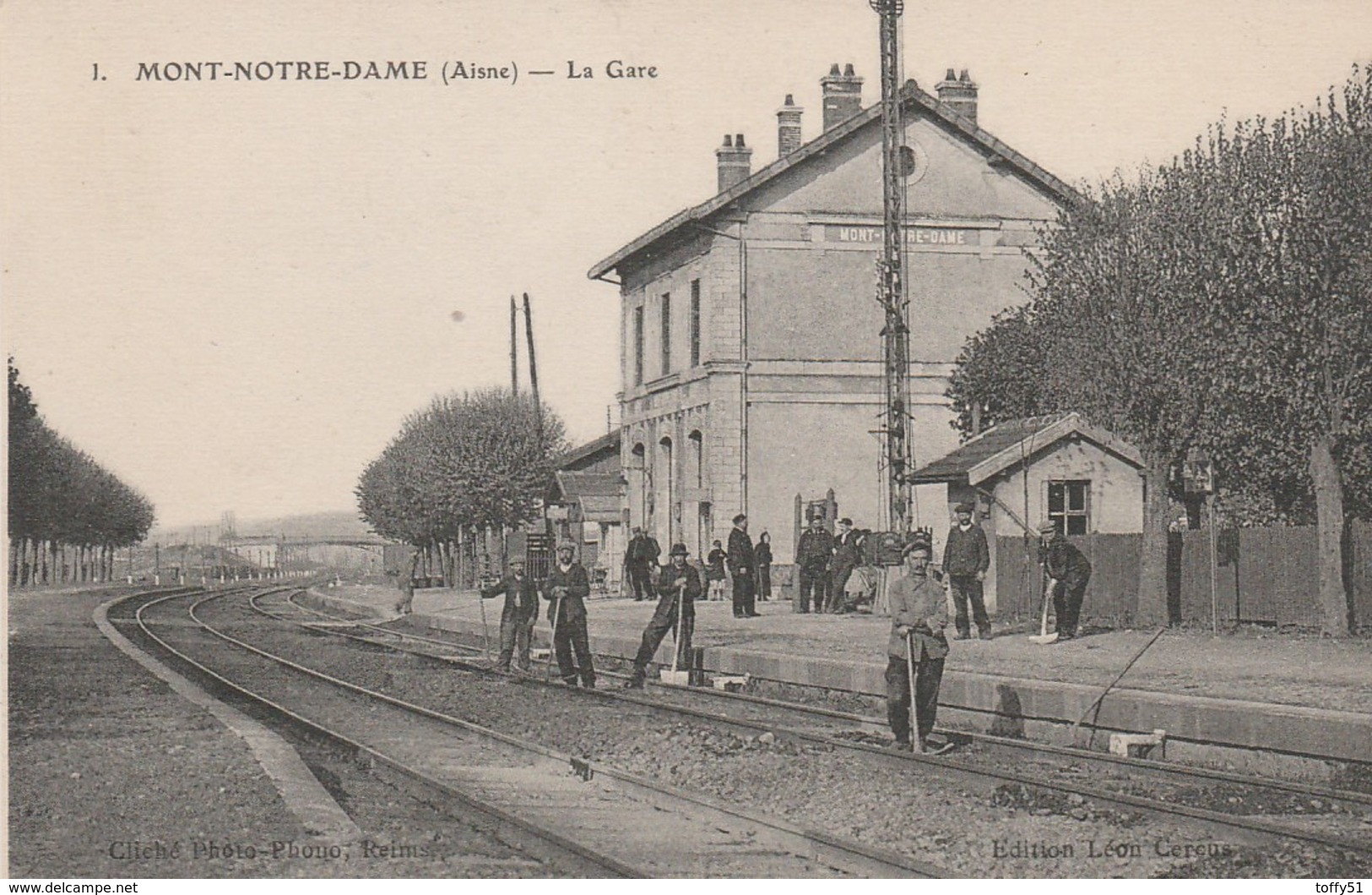 CPA:MONT NOTRE DAME (02) OUVRIERS CHEMINOTS SUR RAIL LA GARE... ÉCRITE - Autres & Non Classés