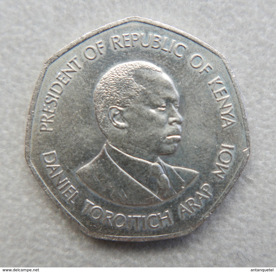 Monnaie Heptagonale Du Kenya De 5 Shillings Arap Moi De 1985 - Kenya