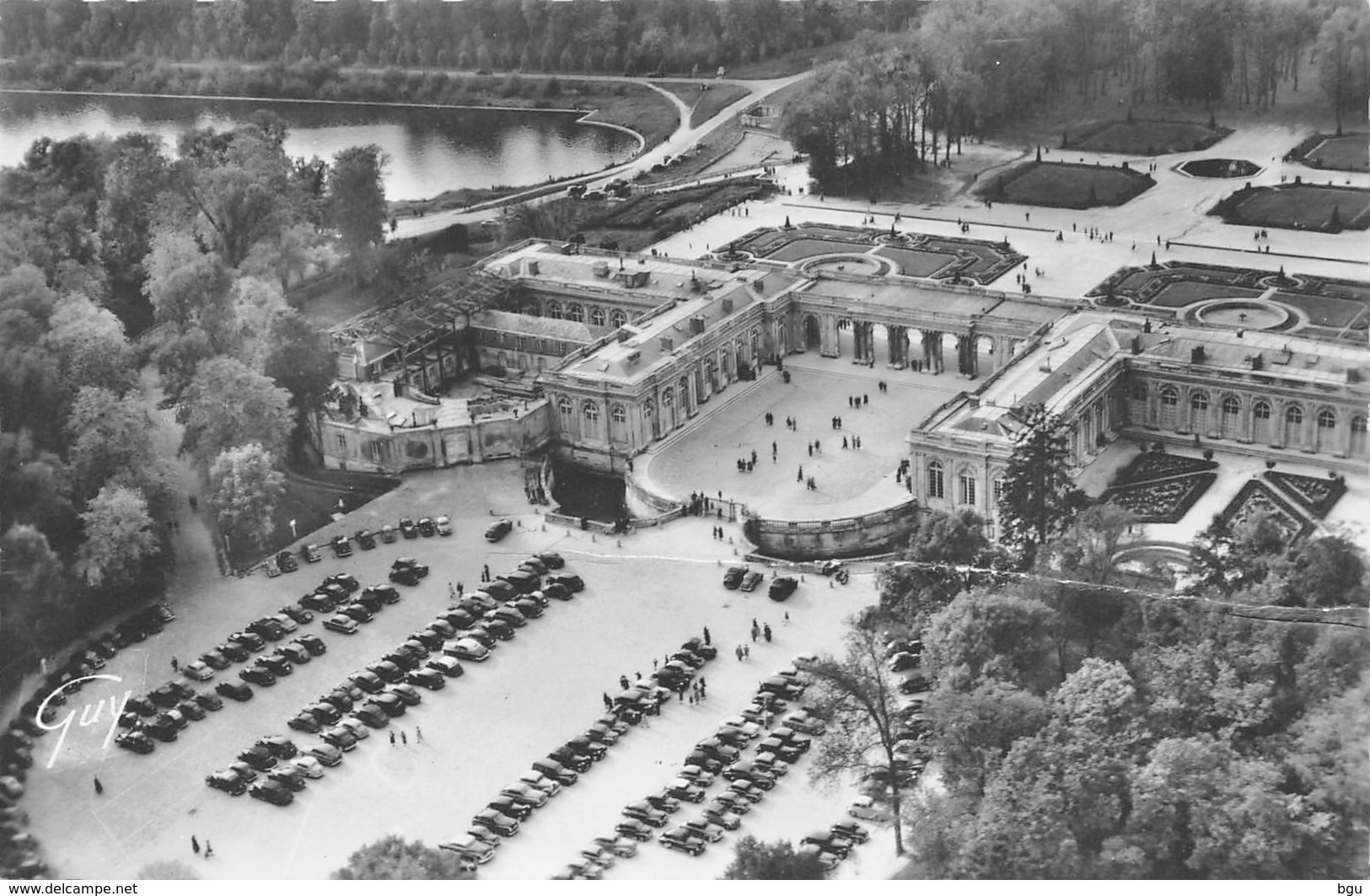 Versailles (78) - En Avion Sur Le Palais Du Grand Trianon Et à Gauche Le Petit Canal - Versailles