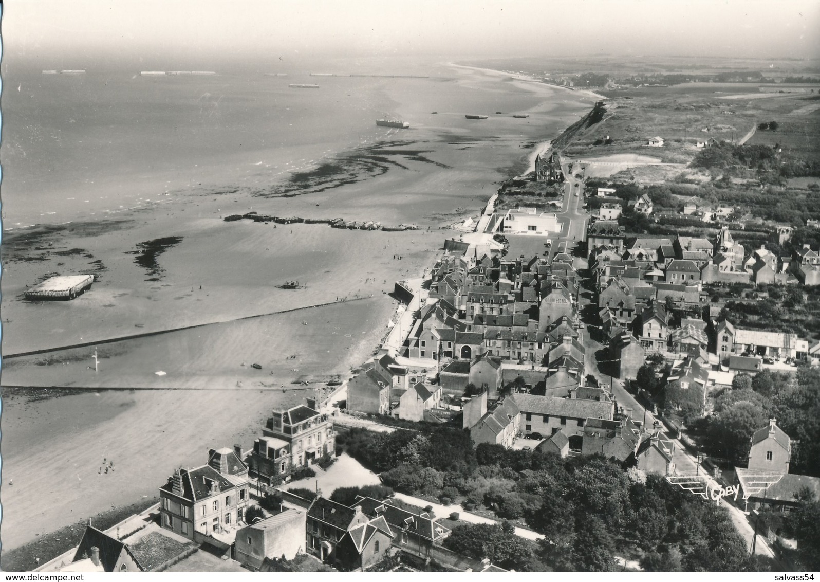 14) ARROMANCHES : Vue Aérienne - Vue Générale Et La Plage - Arromanches