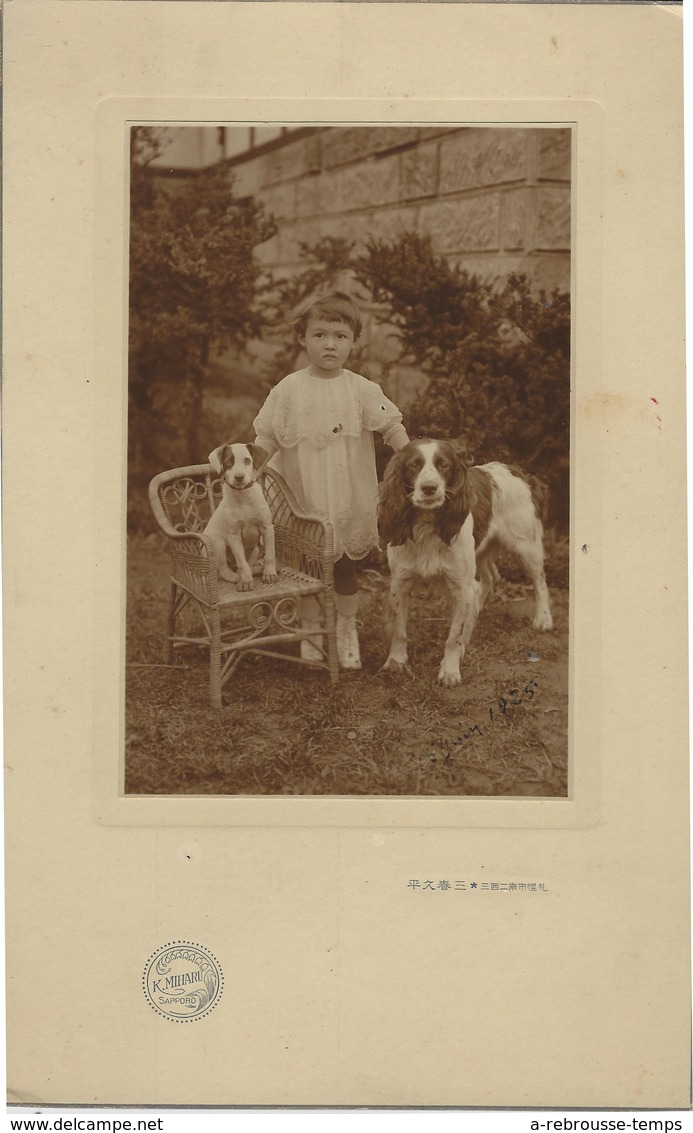 JAPON-photo Cartonnée- Petite Japonaise Et Ses Chiens Dans Un Jardin-photo Miharu à SAPORO -14 X 23cm - Anciennes (Av. 1900)