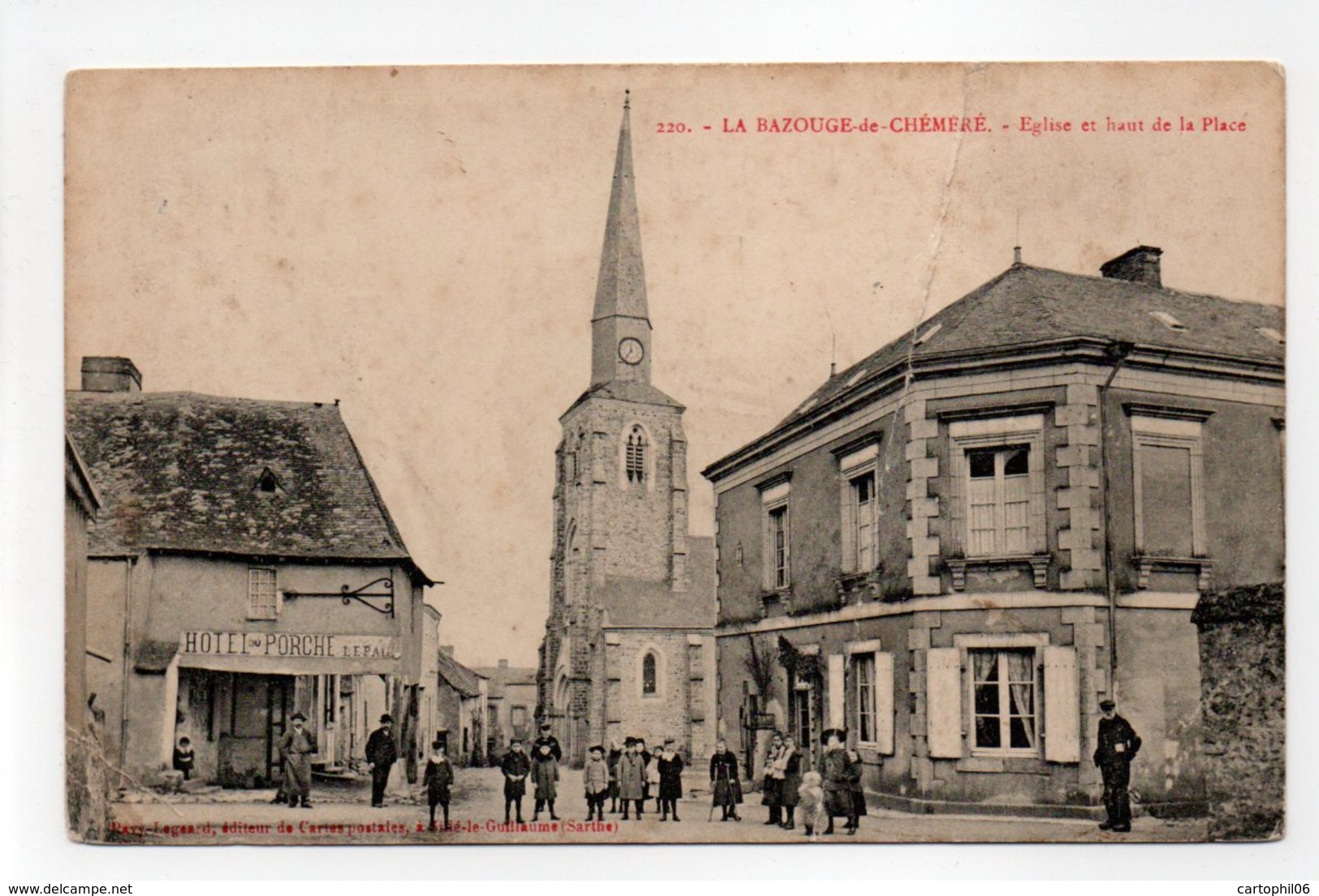 - CPA LA BAZOUGE-DE-CHEMERÉ (53) - Eglise Et Haut De La Place (belle Animation Devant L'HOTEL DU PORCHE) - - Autres & Non Classés