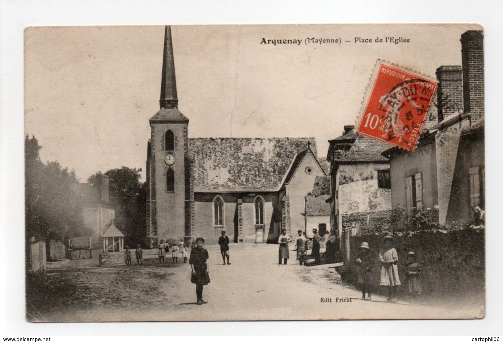 - CPA ARQUENAY (53) - Place De L'Eglise 1912 (avec Personnages) - Edition Fricot - - Autres & Non Classés