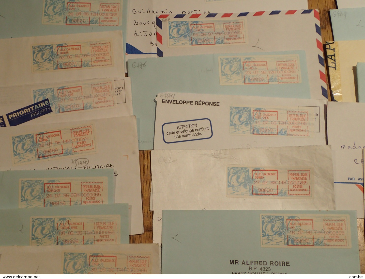 LOT  49 VIGNETTES D'AFFRANCHISSEMENT NOUVELLE-CALEDONIE SUR LETTRES ET QUELQUES FRAGMENTS AVEC PETITS BUREAUX - Franking Labels