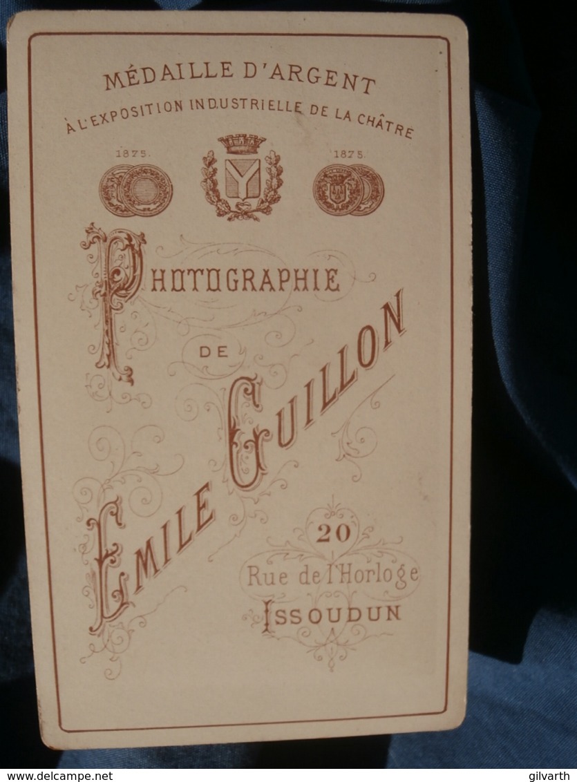 Photo CDV  Guillon à Issoudun  Jolie Fillette Blonde à Genoux Sur Un Prie Dieu  Mains Jointes  CA 1875 - L481D - Anciennes (Av. 1900)