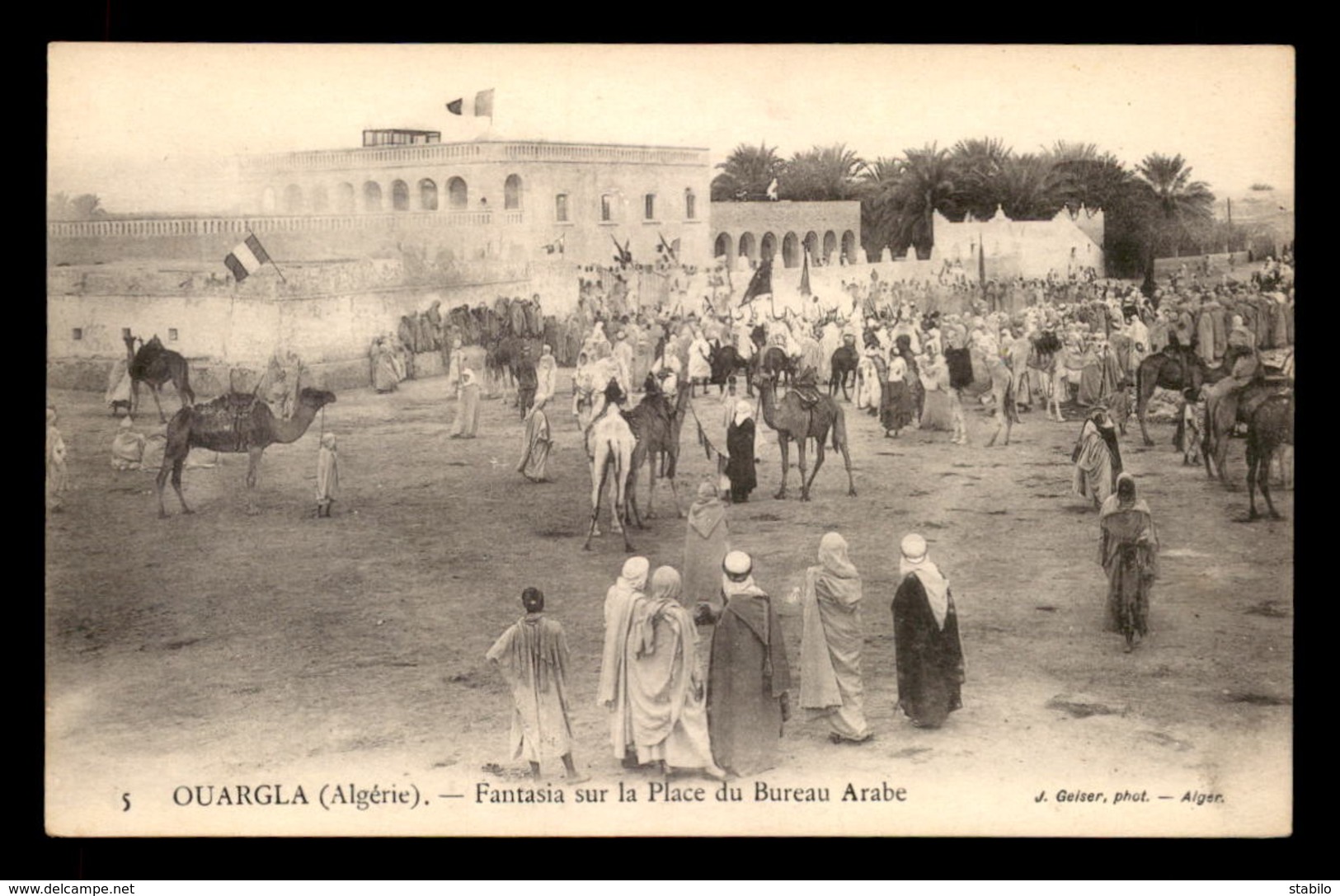 ALGERIE - SAHARA - OUARGLA - FANTASIA SUR LA PLACE DU BUREAU ARABE - EDITEUR GEISER - Ouargla