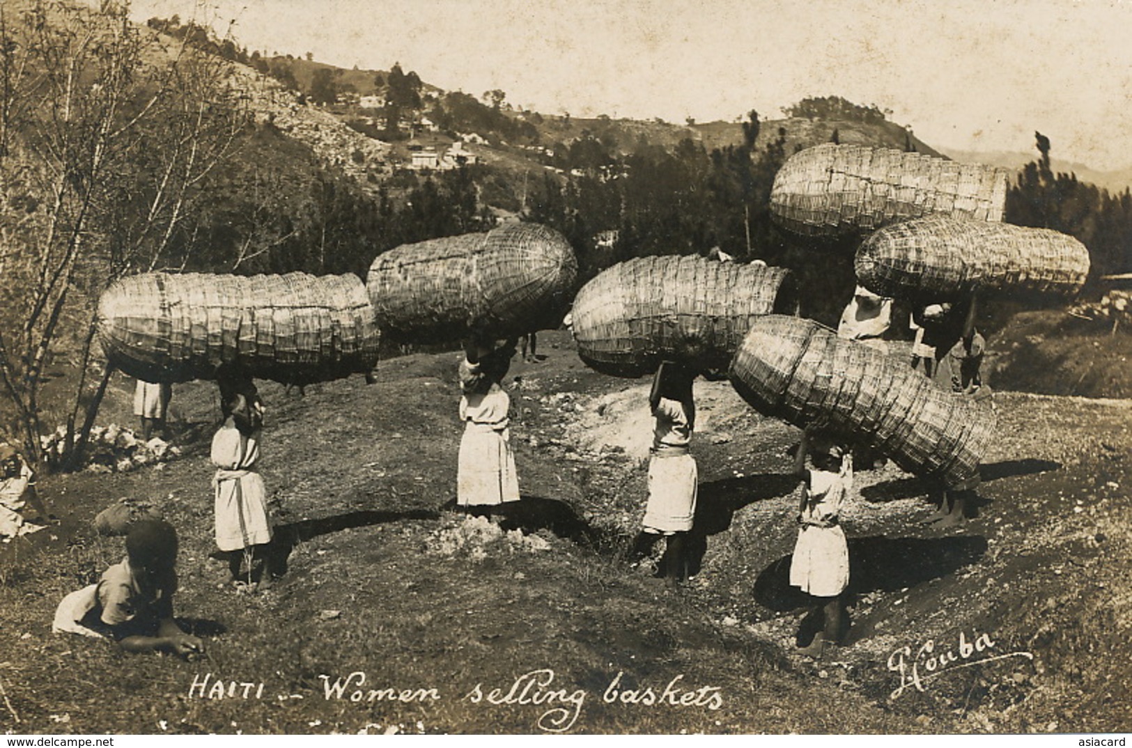 Haiti Real Photo Women Selling Basket .  Vannerie . Bois .  Travail Des Femmes . Lourde Charge Edit  Couba - Haïti