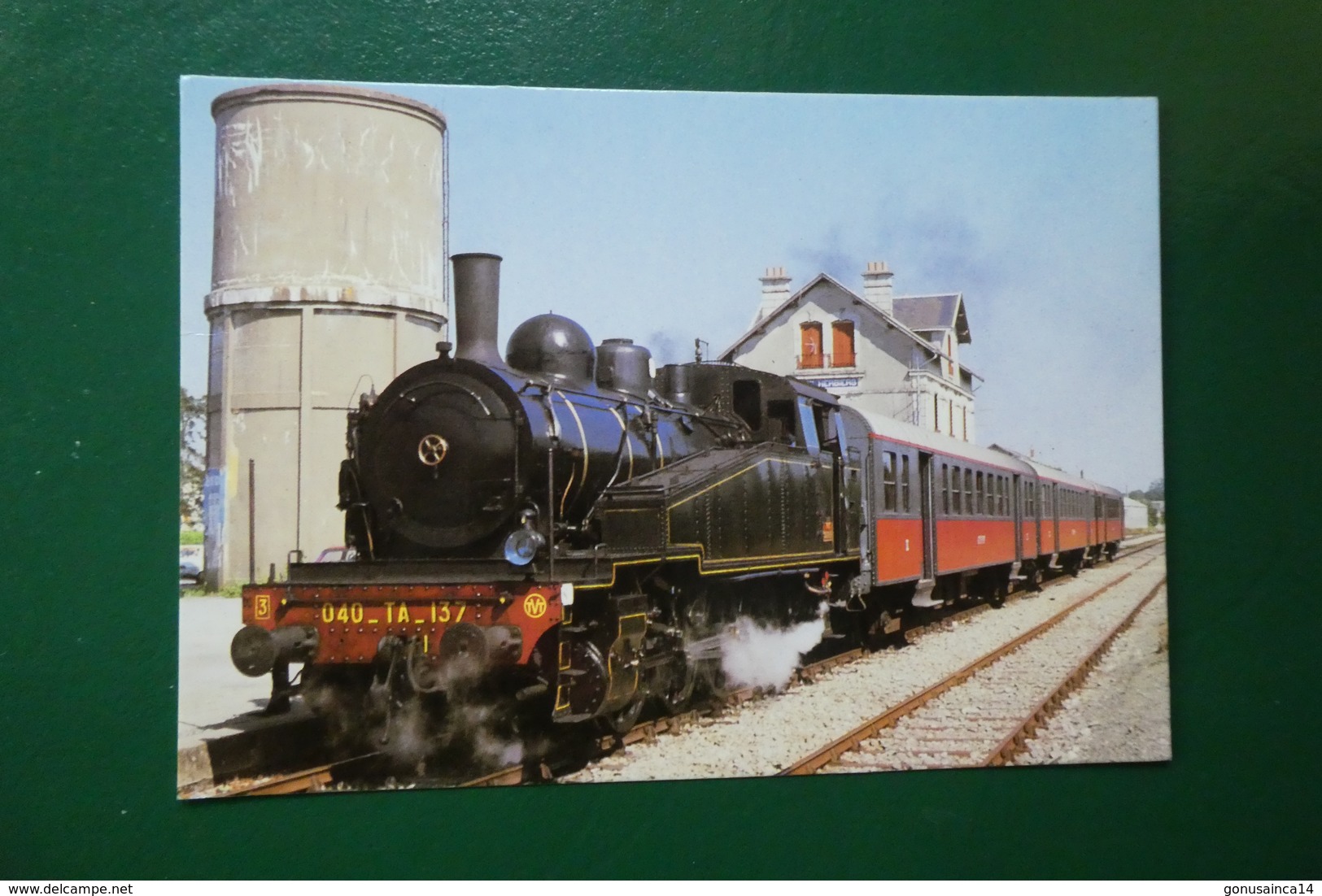 Q 4 ) Serie Chemin De Fer Du Puy Du Fou Vendée  N°11 LA 040 TA 37 ET LA RAME TALBOT EN GARE DES HERBIERS - Autres & Non Classés