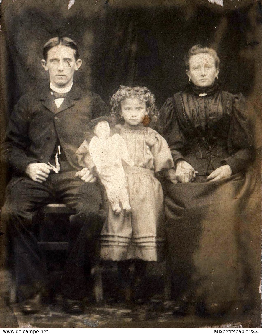 Photo Originale Fillette à La Poupée à La Tête En Porcelaine Posant Devant Un Drap Avec Ses Parents Vers 1890 - Personnes Anonymes