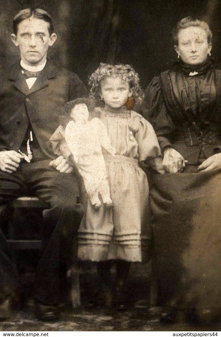 Photo Originale Fillette à La Poupée à La Tête En Porcelaine Posant Devant Un Drap Avec Ses Parents Vers 1890 - Personnes Anonymes