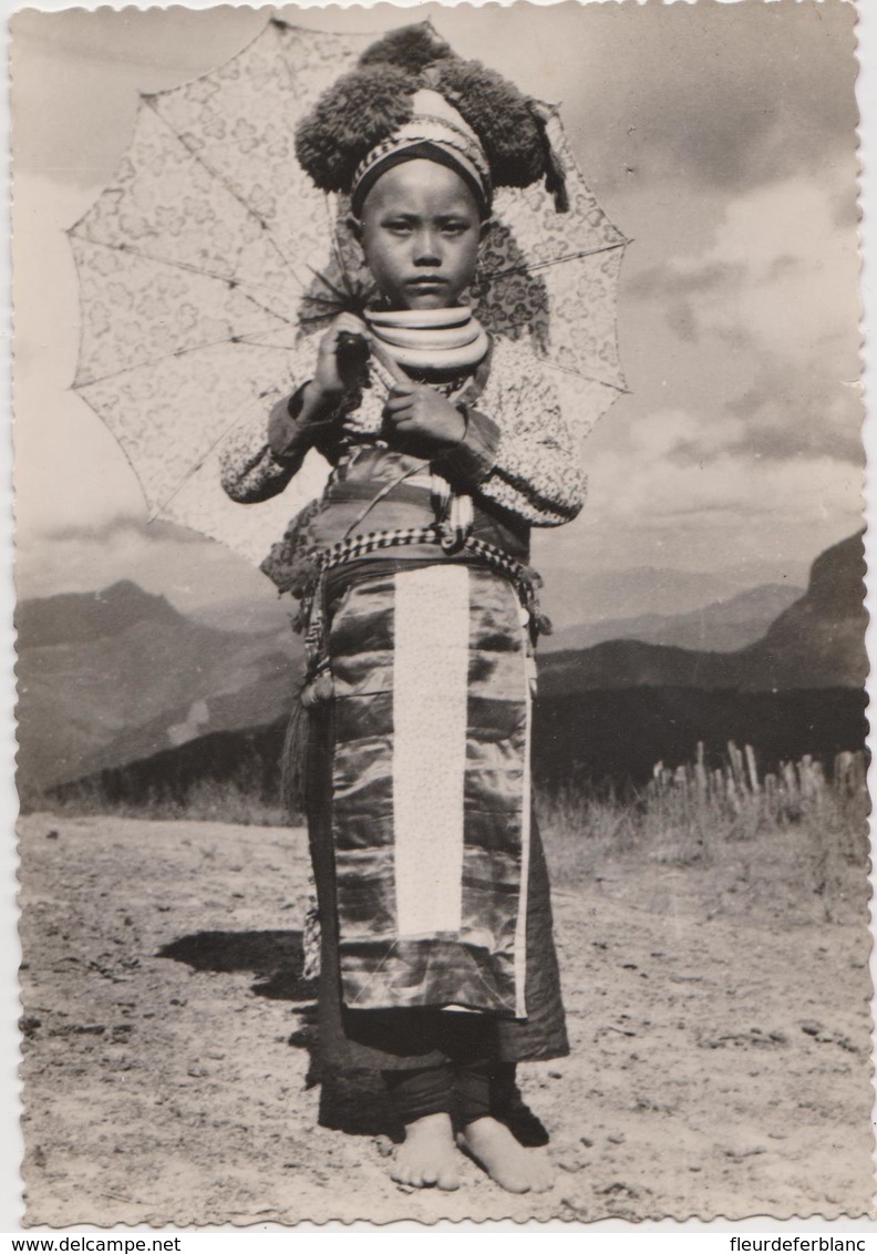 LAOS Jeune Fille De La "race" MEO  En Costume De Fête Le Jour De L'an, Ombrelle, Hmong, Mong, Laos Ungs, Missionnaires - Laos