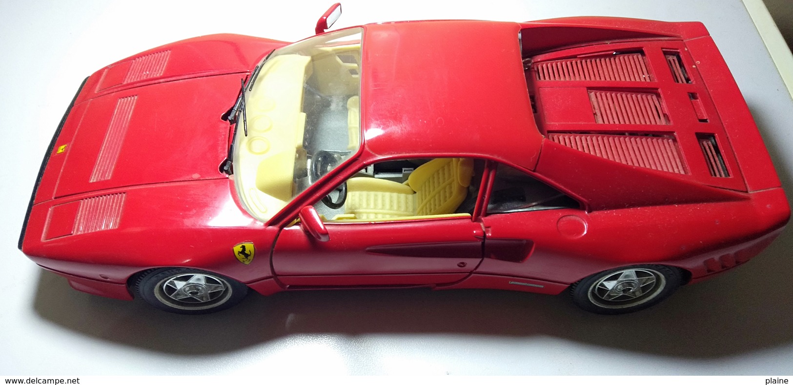 VOITURE MINIATURE FERRARI GTO 1984-  1/18-MADE IN ITALY - Burago