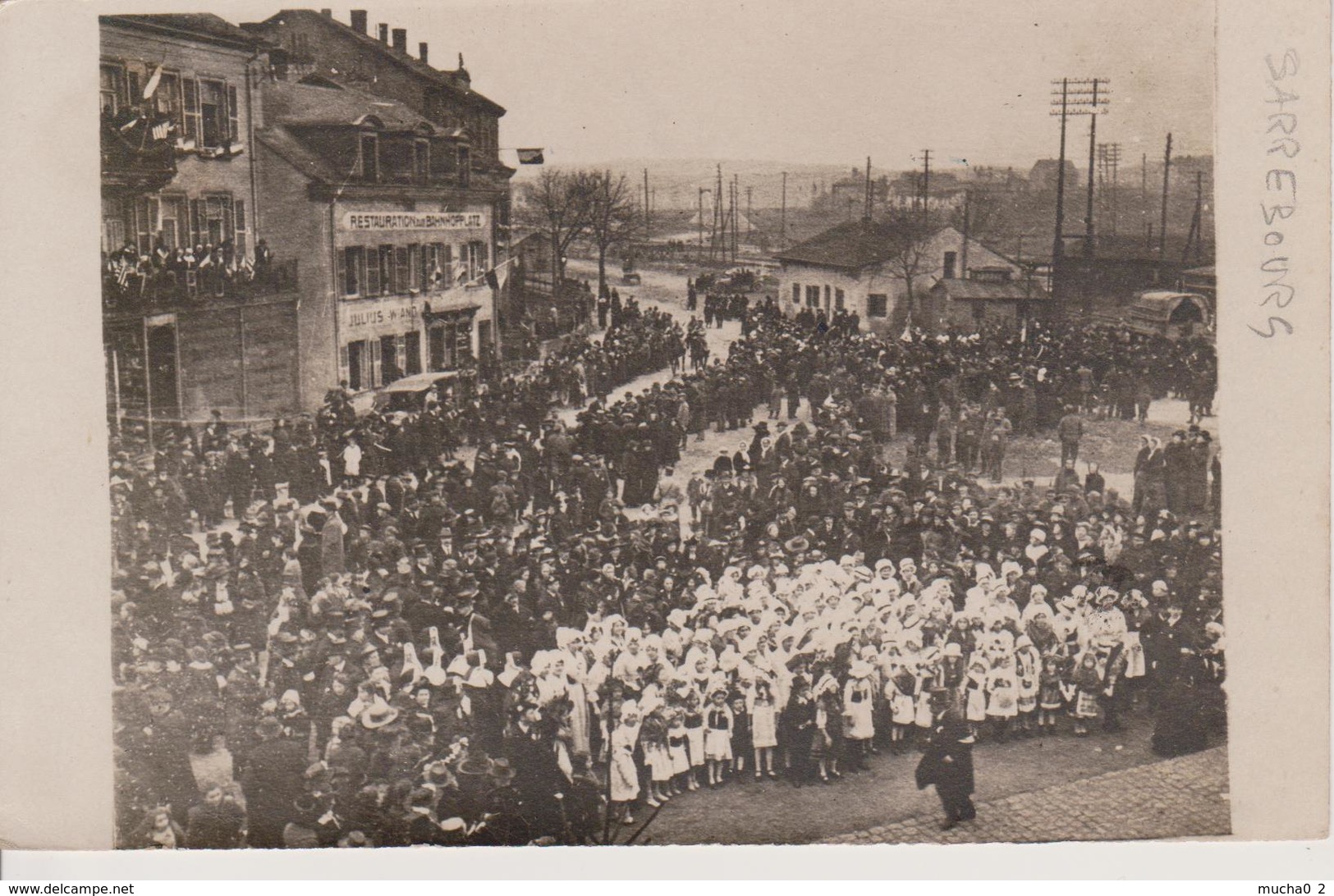 57 - SARREBOURG - CARTE PHOTO DE LA FOULE A LA LIBERATION - Sarrebourg