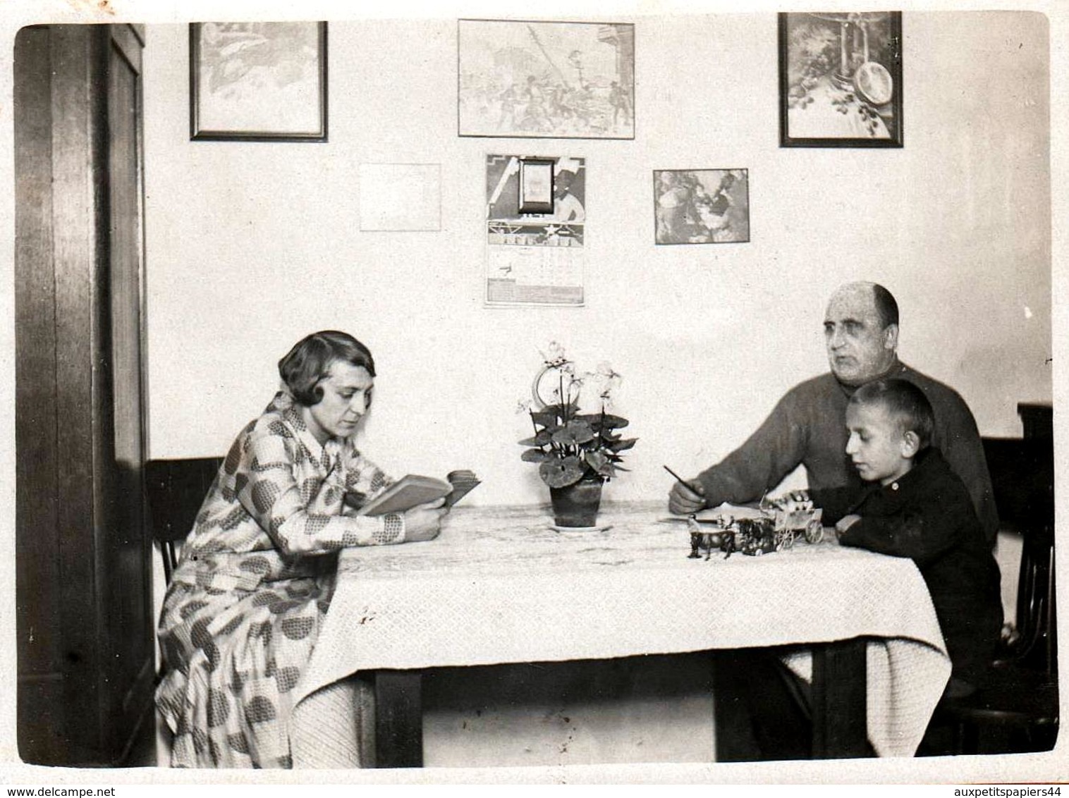 Photo Originale Après-Midi En Famille Vers 1930/40 - Maman à La Lecture, Papa à L'écriture Et L'enfant Jouant à La Ferme - Personnes Anonymes