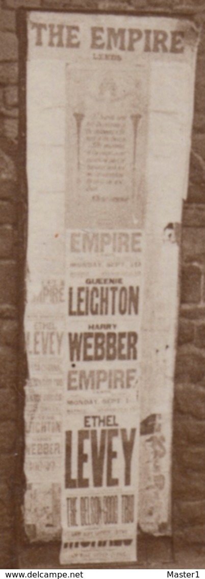 PHOTOCARD LEEDS HOLBECK 1918 WINE SPIRITS ALE STOUT MARTELL BRANDY PUB ALONGSIDE SHOW POSTER THE EMPIRE LEEDS - Leeds