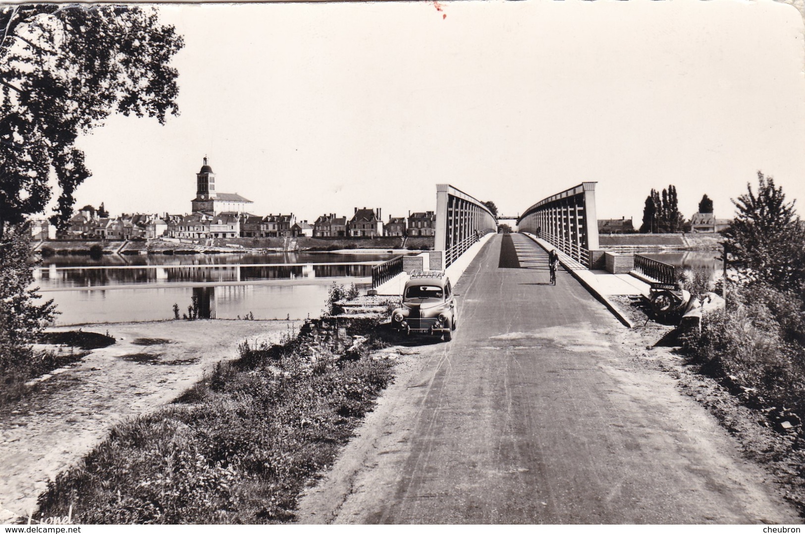 49 SAINT MATHURIN. RARETÉ. .ENTRÉE DU PONT SUR LA LOIRE. VOITURE  203 BREAK EN STATIONNEMENT.+ TEXTE. ANNÉE 1961. - Autres & Non Classés