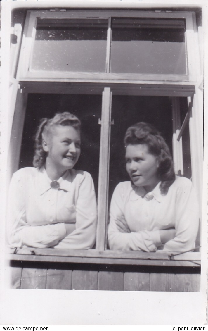 PHOTO ORIGINALE 39 / 45 WW2 WEHRMACHT ALLEMAGNE GERBACH JEUNES FEMMES ALLEMANDES DES B.D.M EN TENUE LES QUARTIERS - Guerra, Militares