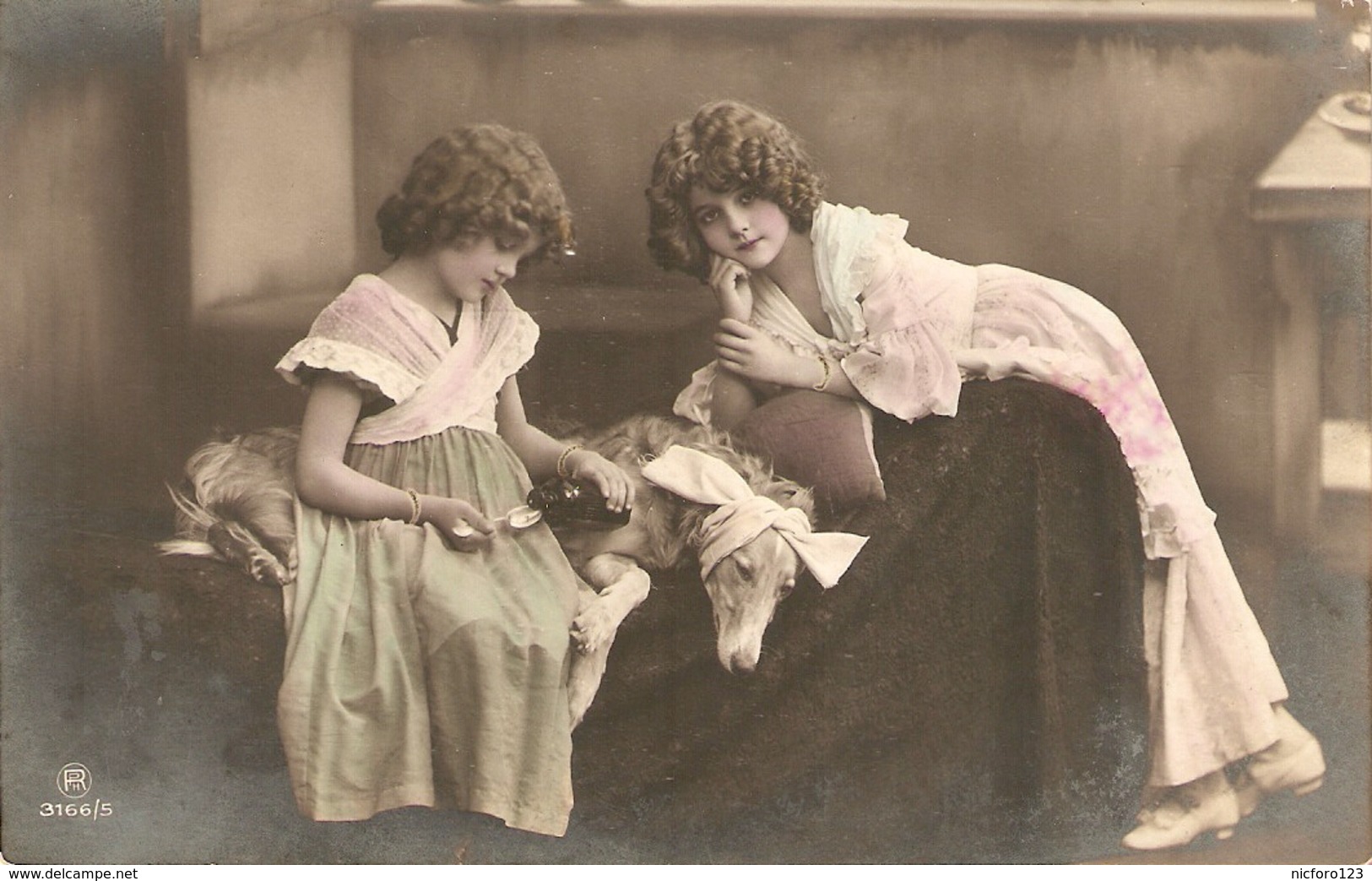 "Two Little Girls Curing Her Dog" Nice Vintage Spnish Postcard - Autres & Non Classés