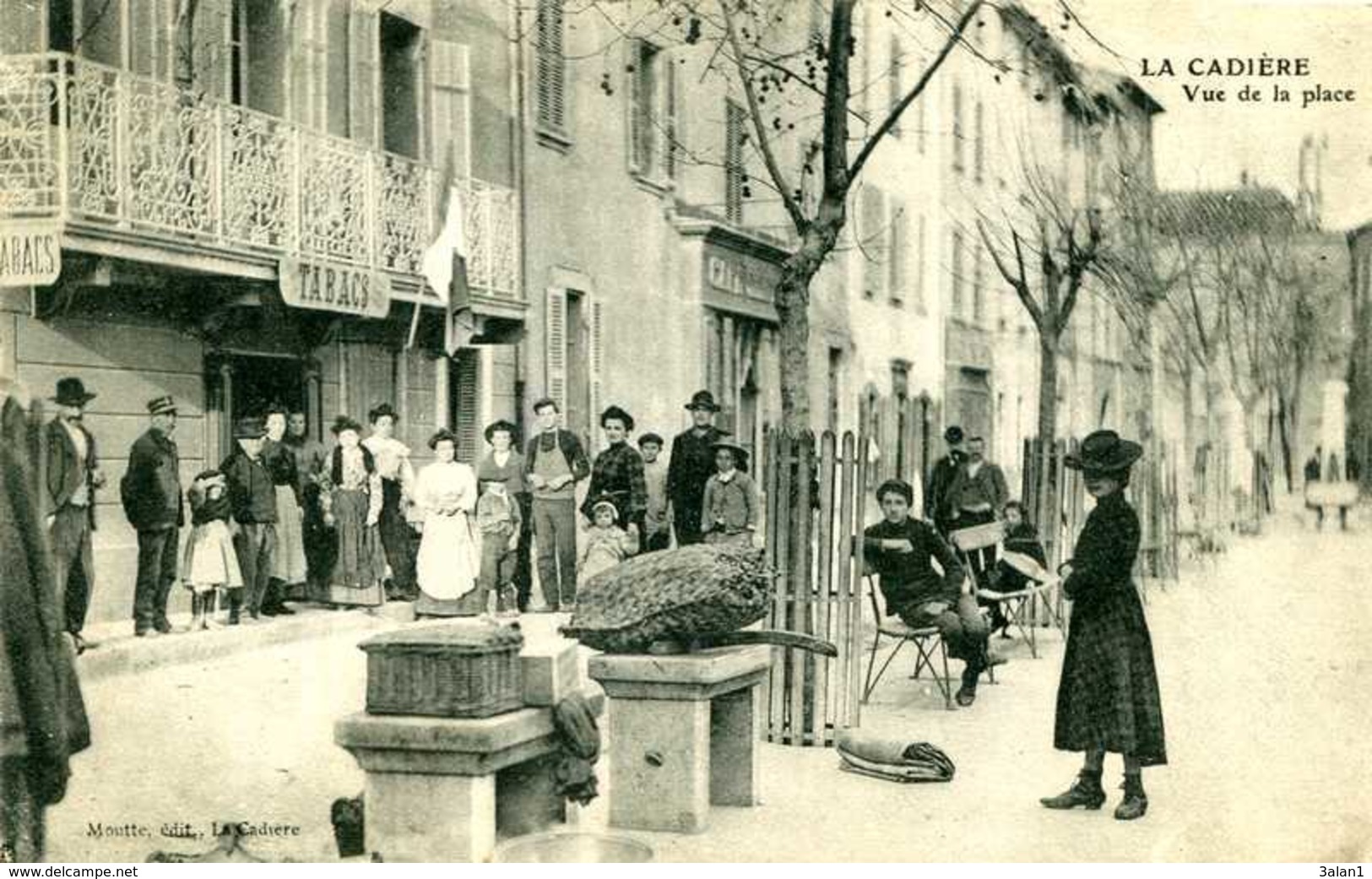 LA CADIERE   = Vue De La Place     1296 - Autres & Non Classés