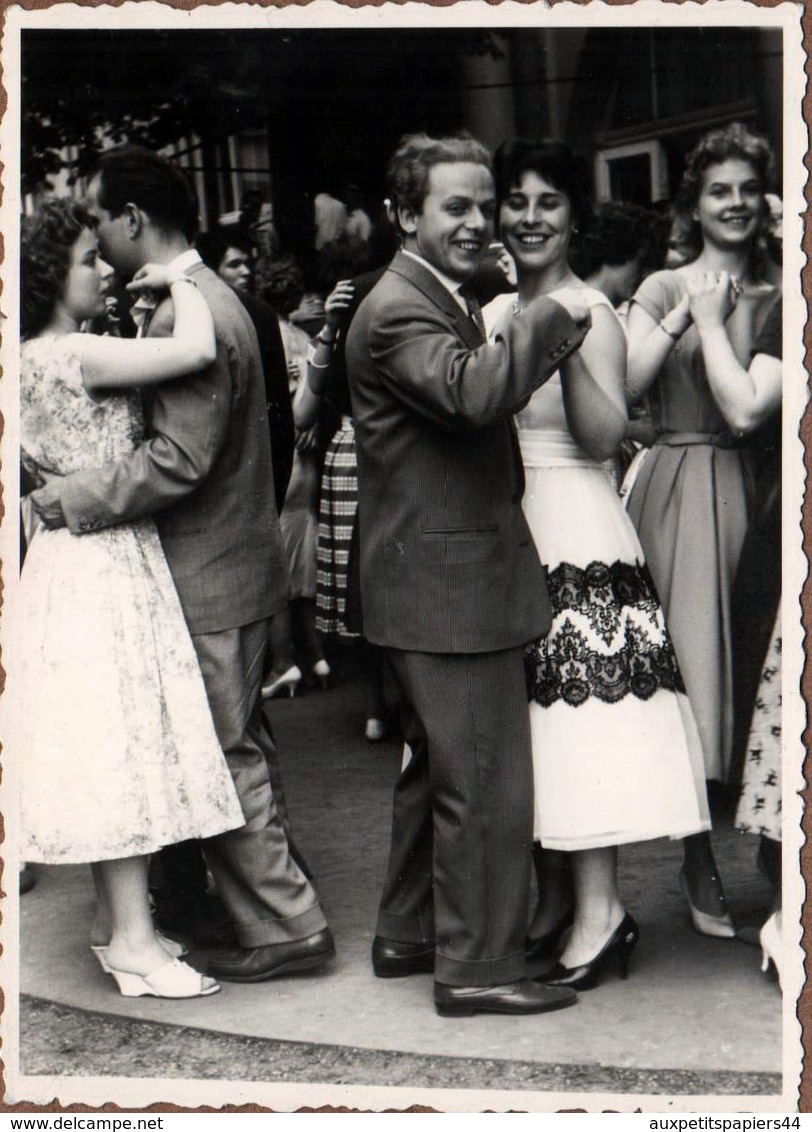 Photo Originale Couples En Fête, Danse & Ambiance Bal Musette Sur Parquet Extérieur Vers 1950 - Anonymous Persons