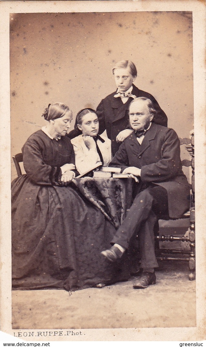 Photographie Ancienne Vers 1860. CDV Portrait D Une Famille . Photographe Léon RUPPE Vire - Anciennes (Av. 1900)