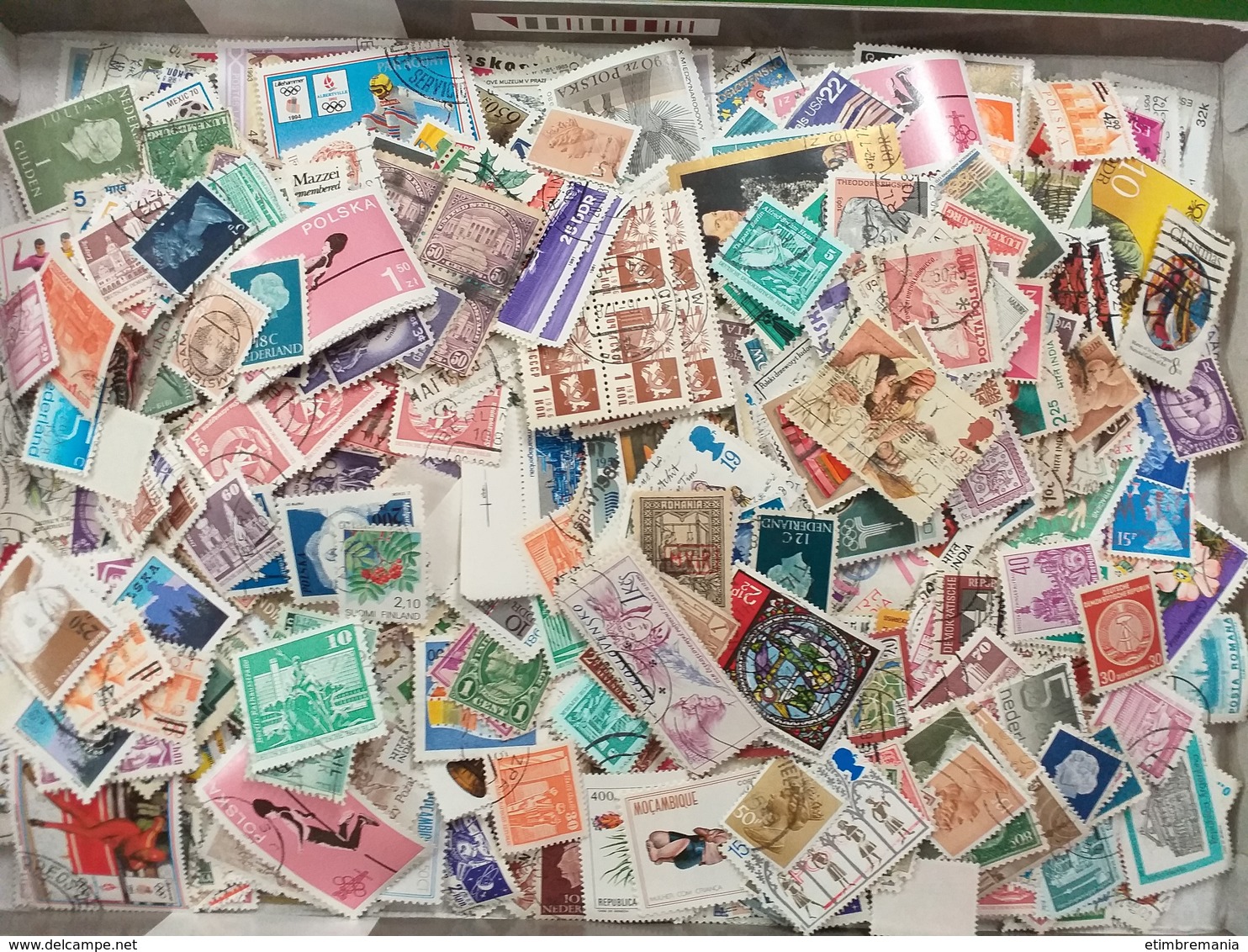 LOT N° e 82  PAYS DIVERS un vrac de plus de 2000 timbres