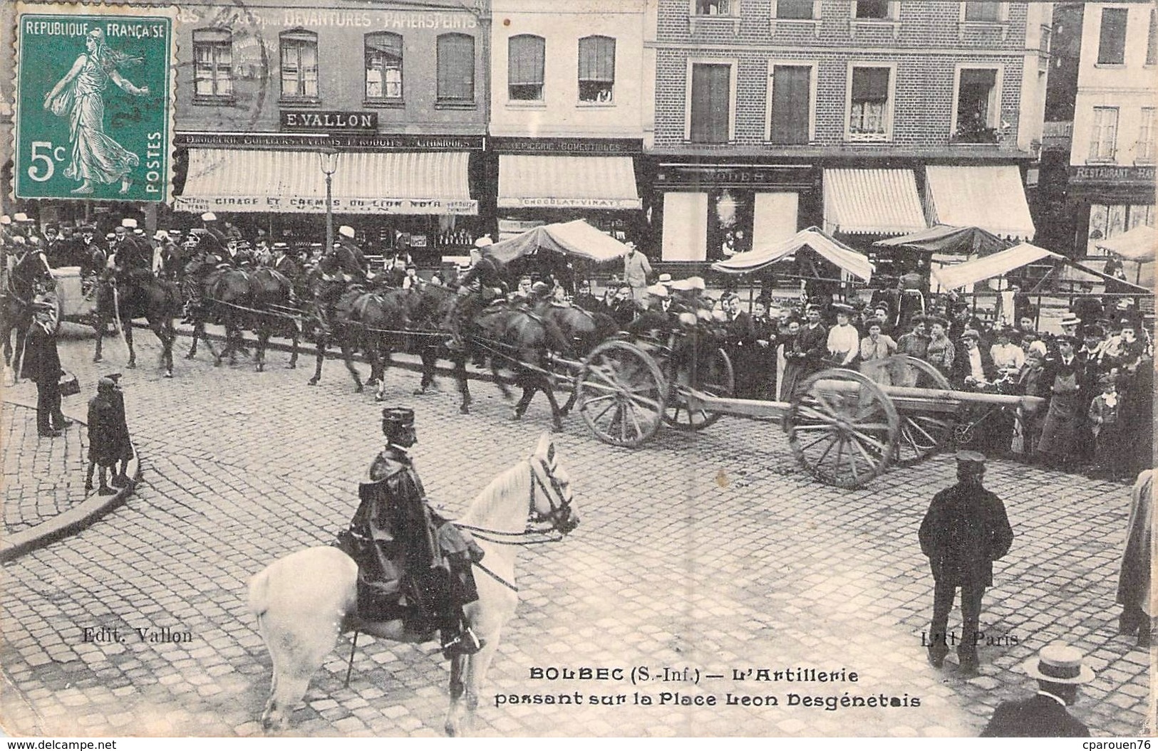 C P A  76 Bolbec Ll'artillerie Passant Sur La Place Le Marché   Carte Animée - Bolbec