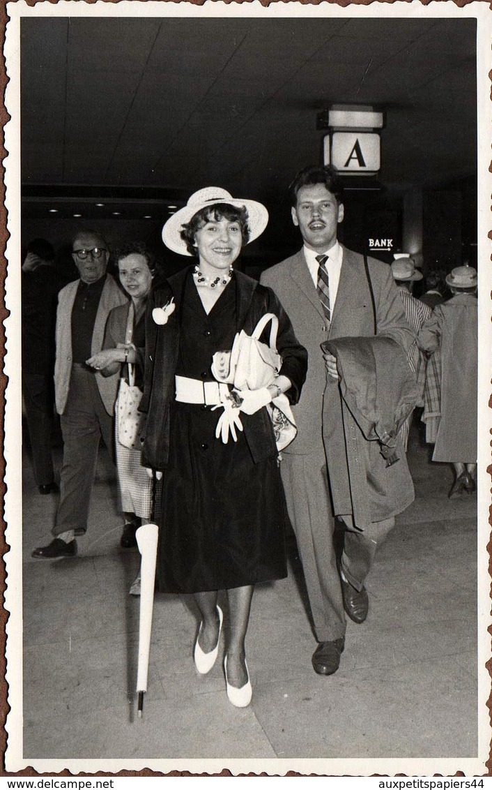 Photo Originale Marcheur De Rue & Portrait D'un Jeune Couple Dandy Habillés Dans Une Galerie - Hildegard Winter - Personnes Anonymes