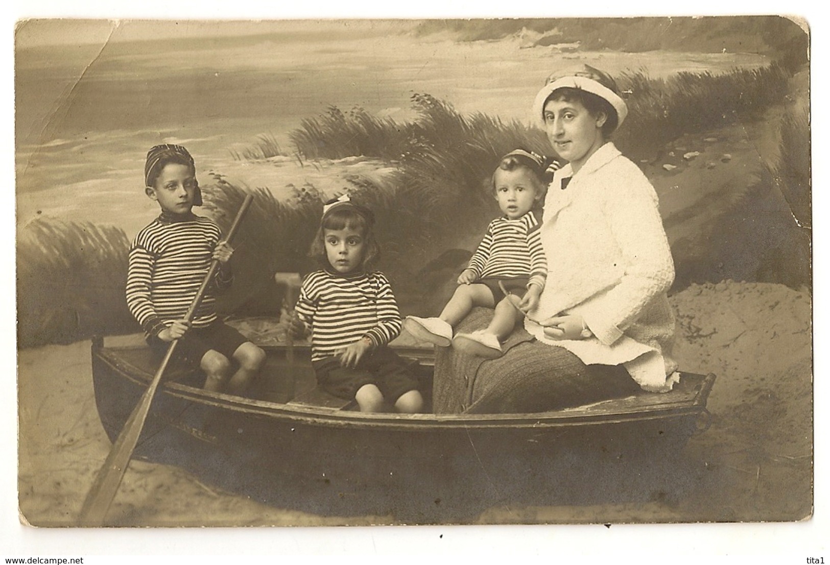 49 - Photo Famille Dans Une Barque Sur La Place "Photo Houtart Laureys Digue De Mer Blankenberghe Et Heyst Sur Mer - Blankenberge