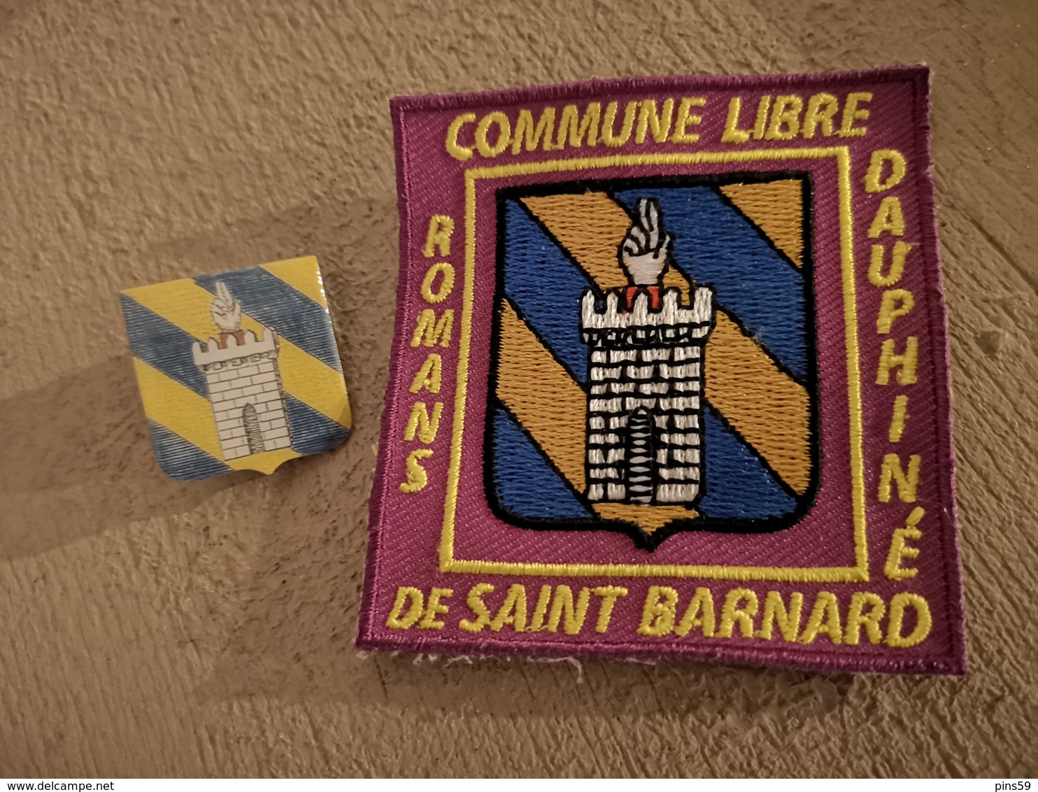 Pin' S + Ecusson Blason Brodé Commune Libre De Saint Barnard Romans Sur Isère 26 Drome - Patches