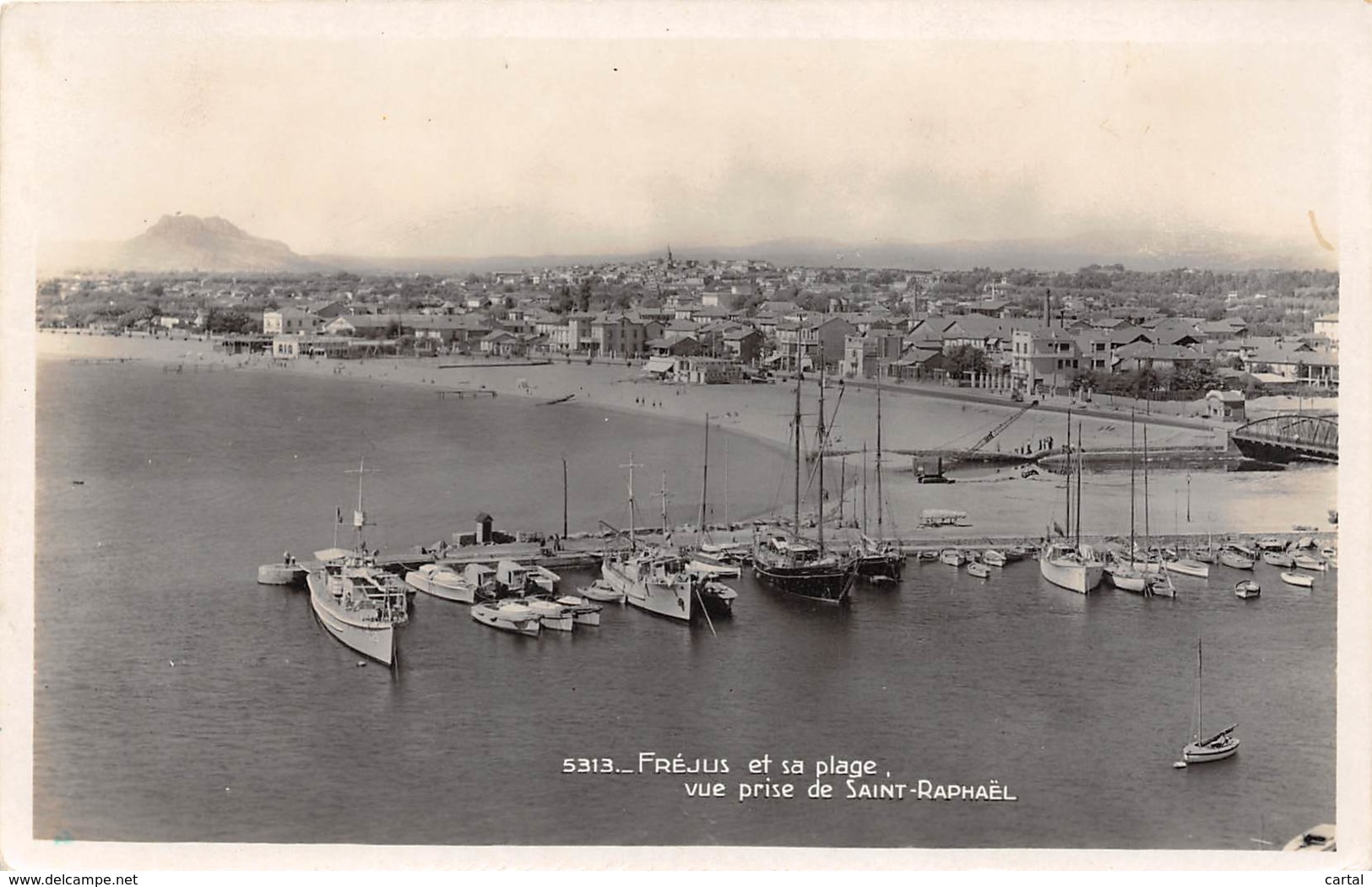 83 - FREJUS Et Sa Plage - Vue Prise De Saint-Raphaël - Frejus