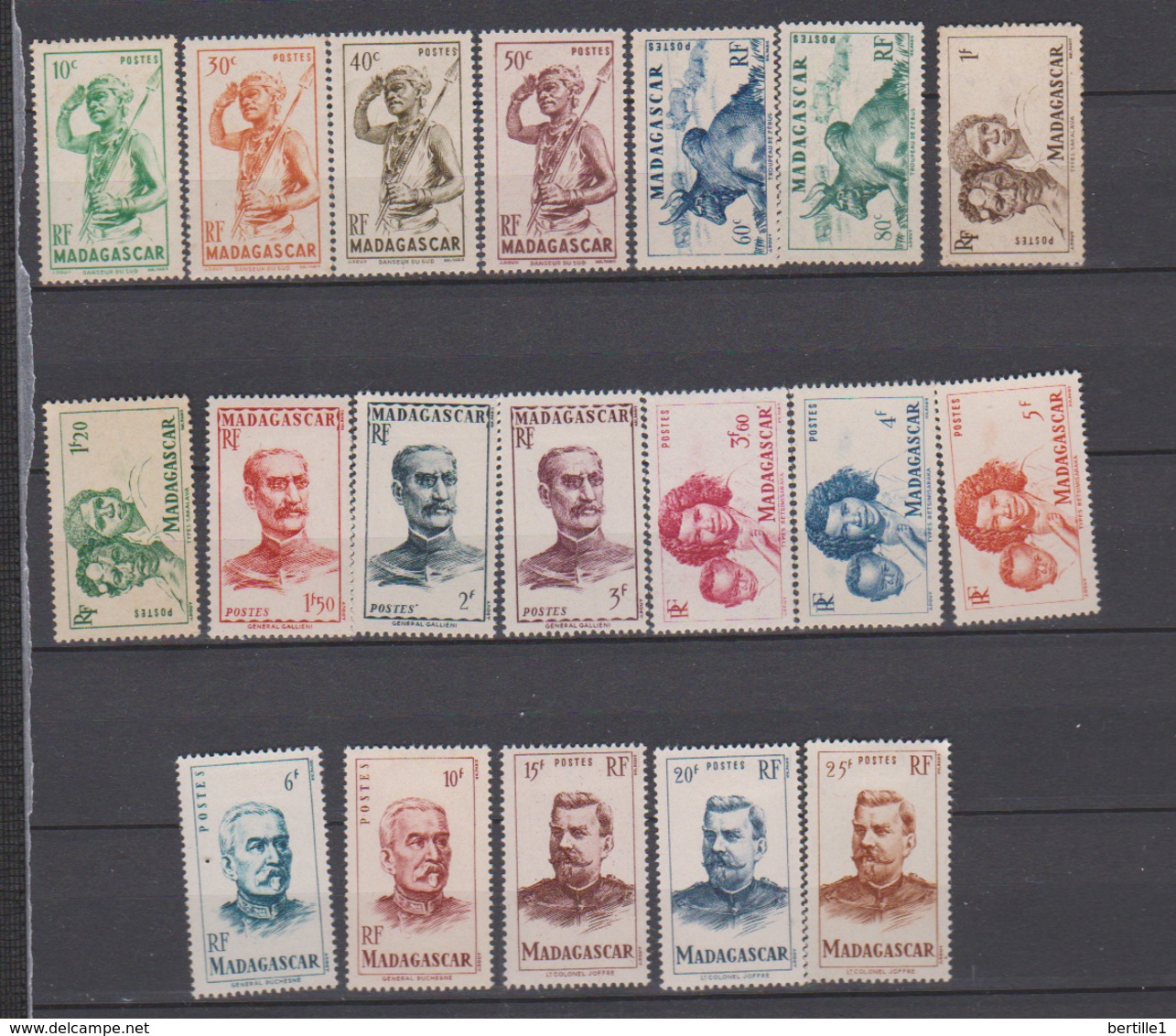 MADAGASCAR         N°  YVERT  :   300/318      NEUF AVEC  CHARNIERES      (  CH  02/20 ) - Unused Stamps