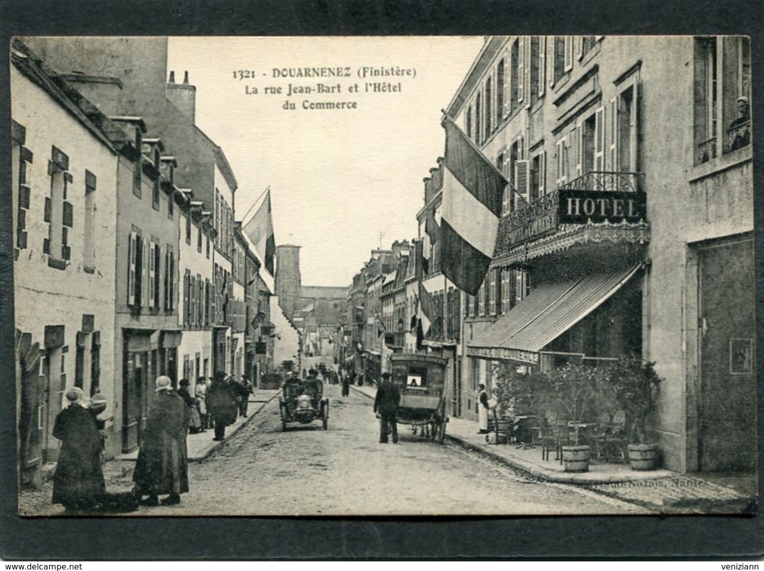 CPA - DOUARNENEZ - La Rue Jean Bart - L'Hôtel Du Commerce, Très Animé - Attelage, Automobile - Douarnenez