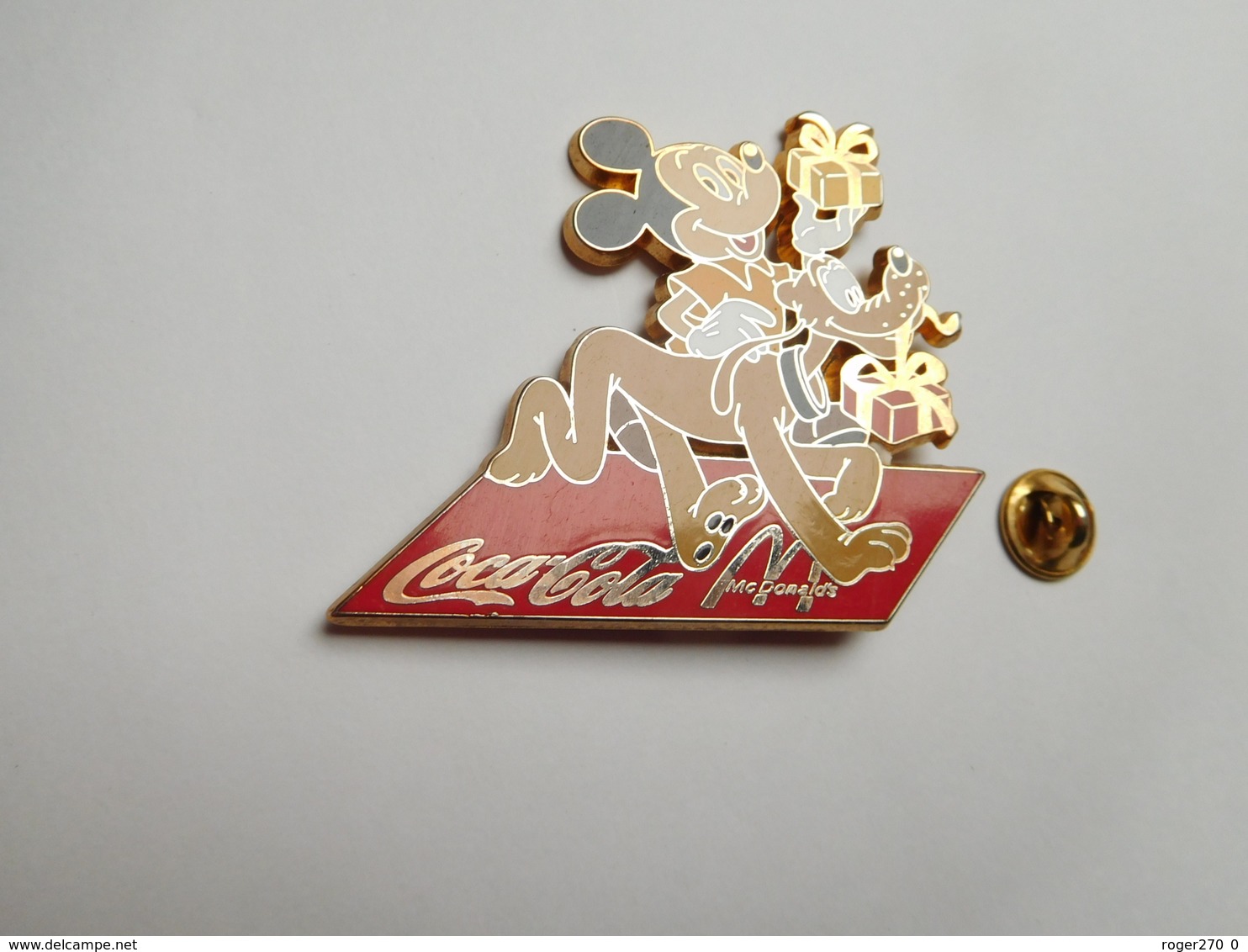 Beau Big Pin's , Disney , Coca Cola , McDonald's , Mickey , Chien Pluto ; ATTENTION : Pin's Décoloré - Disney