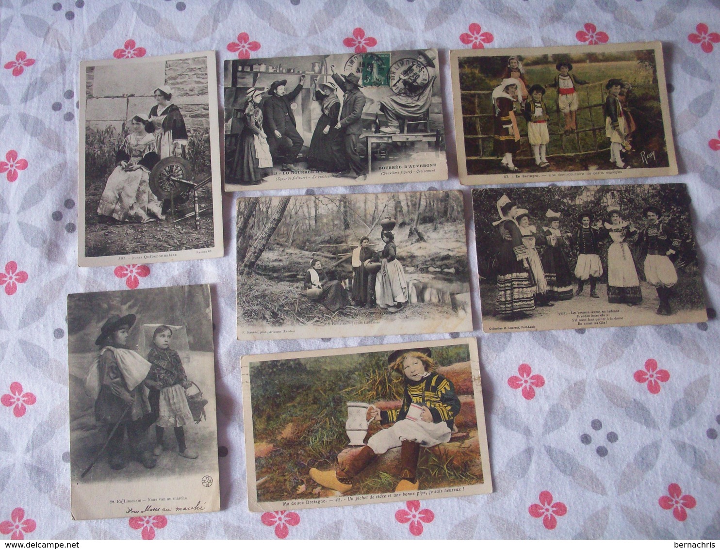 COSTUME  FOLKLORIQUE      LOT DE 56 CARTES DIVERS