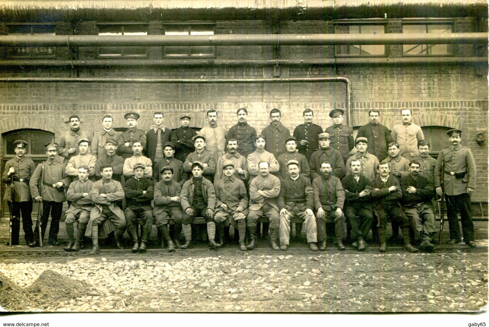 CPA.MILITARIA.A SITUER.GROUPE DE PRISONNIERS...? - Fotos