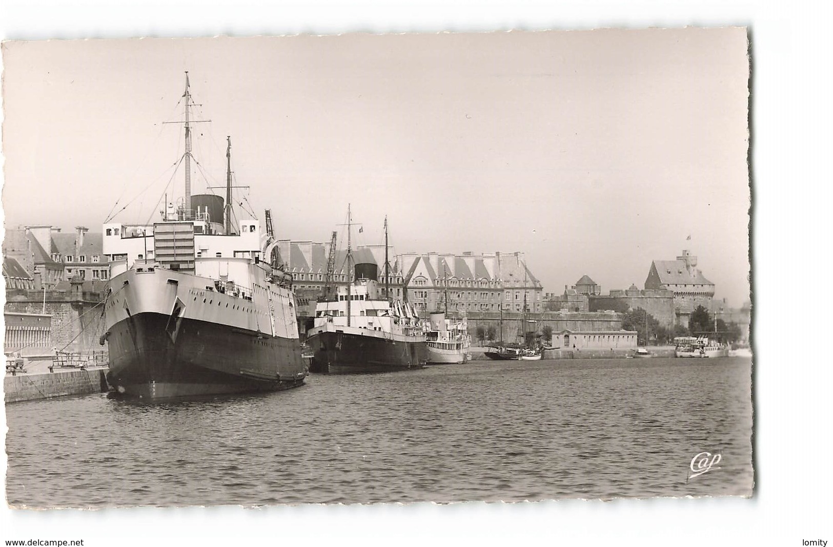 Bateau Bateaux Paquebot La Falaise Et Le Brittany Paquebots à Quai Saint Malo CPSM PF - Steamers