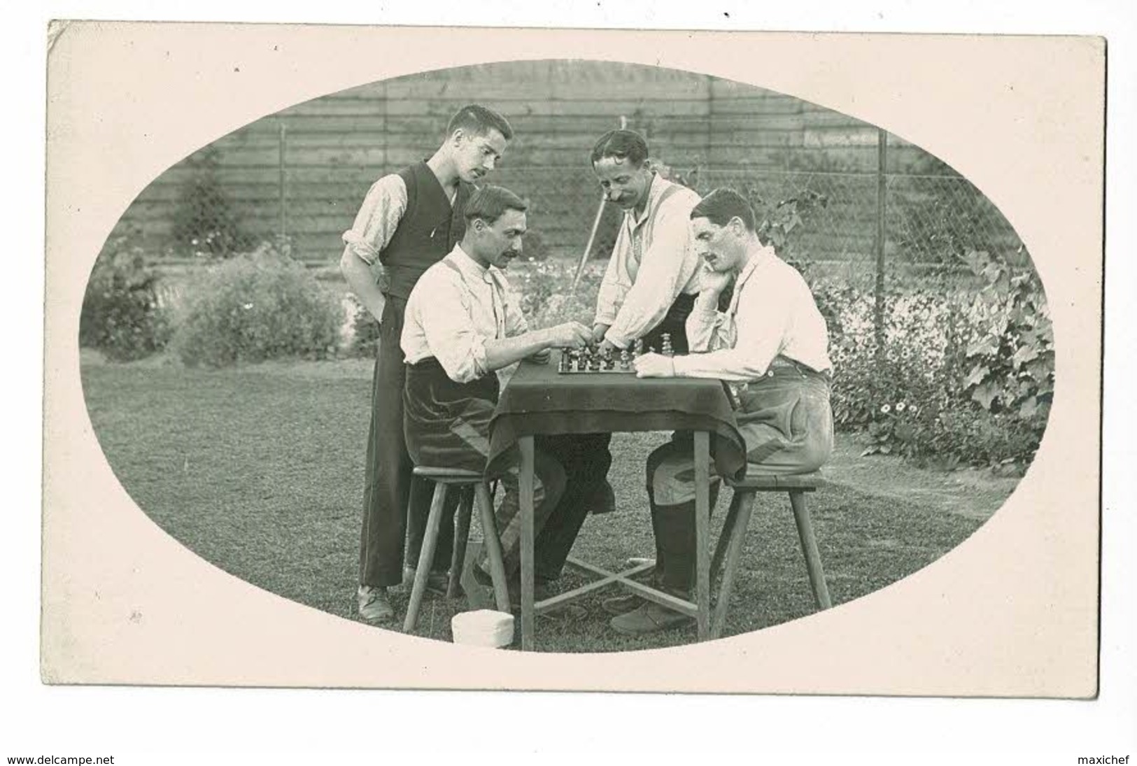 Carte Photo - Camp De Prisonniers - Militaires Jouant Aux Echecs Sur Une Table à L'extérieur - Pas Circulé - Chess