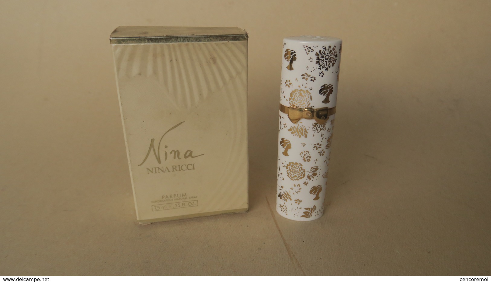 Ancien Flacon à Parfum Vaporisateur Nina Ricci, Vintage, à Moitié Plein  Modèle Non Rechargeable, Parfum Non Indiqué - Flacons (vides)