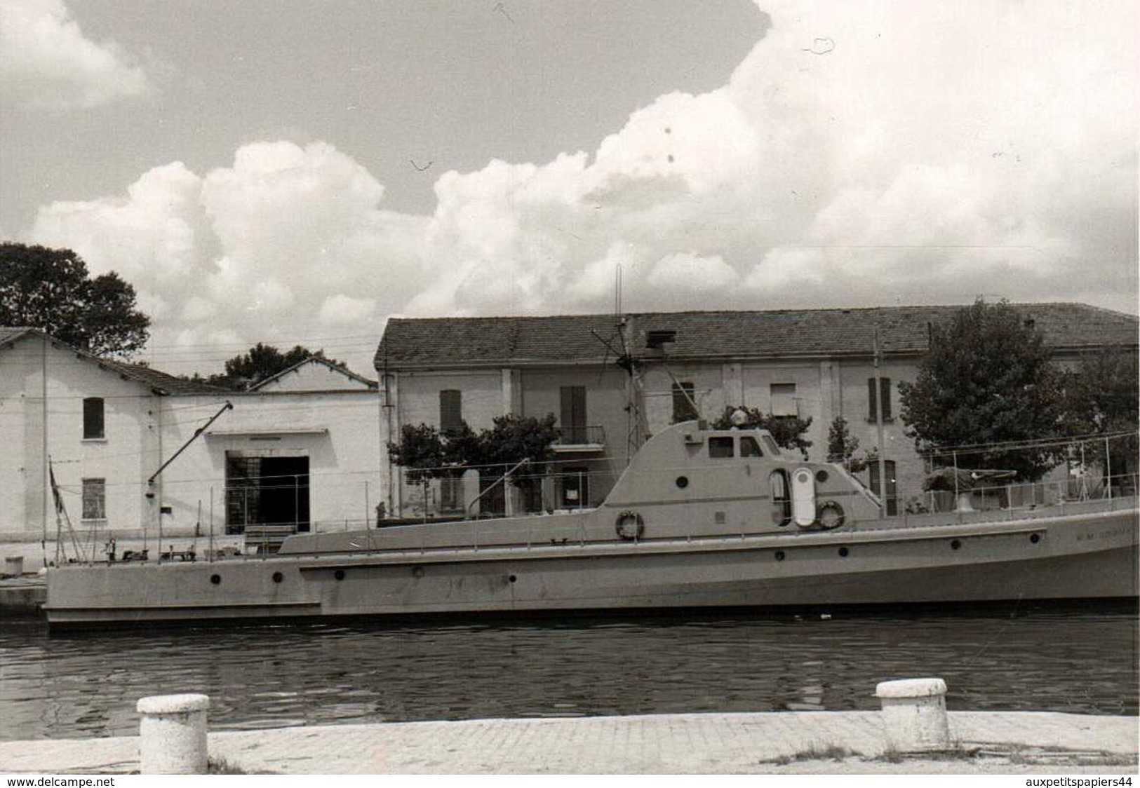 2 Photos Originales Petit Bâtiment Militaire Frégate à Identifier à Quai Vers 1960/70 - Bateau Fluvial - Bateaux